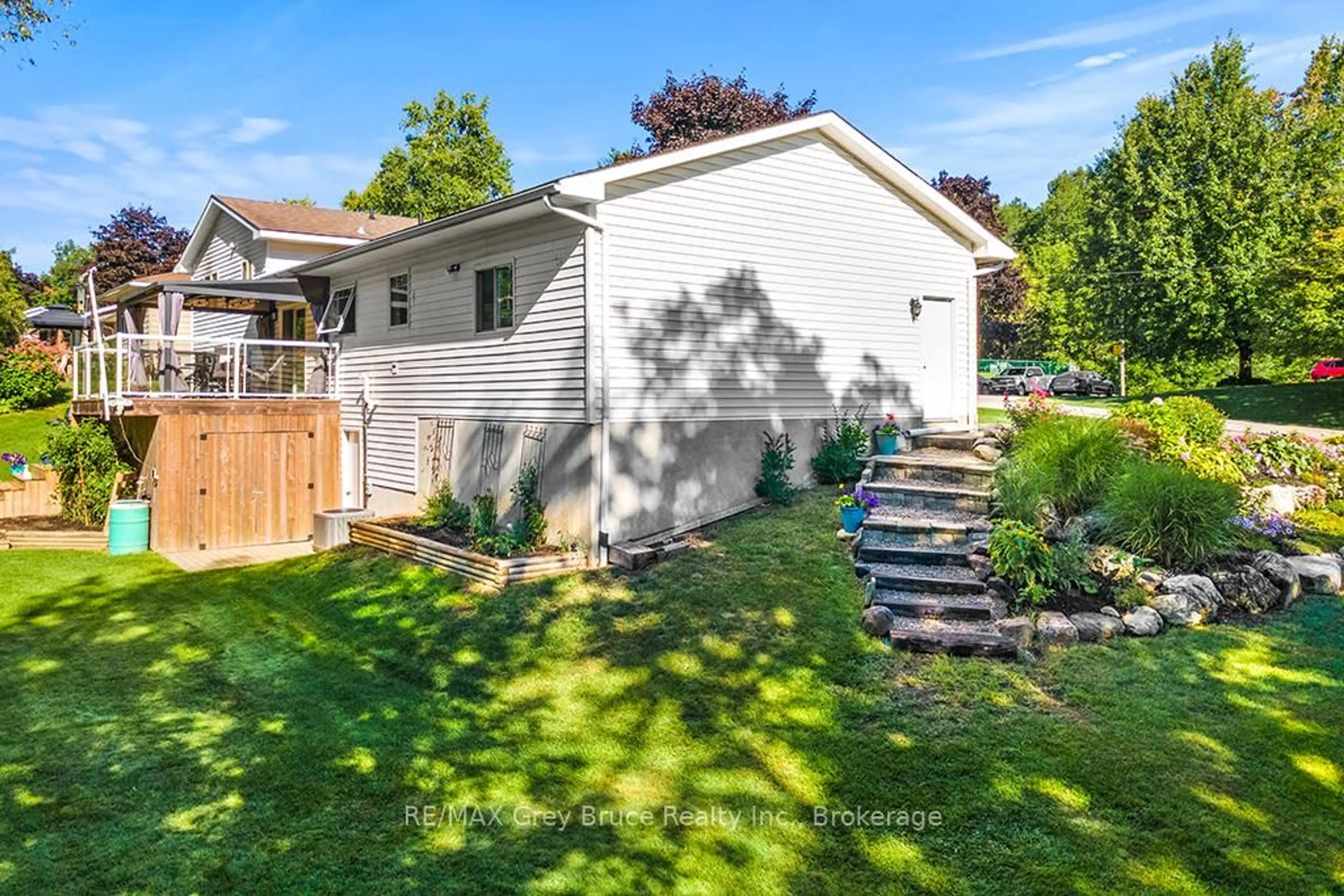 Unknown for 699 20TH St, Owen Sound Ontario N4K 4E1