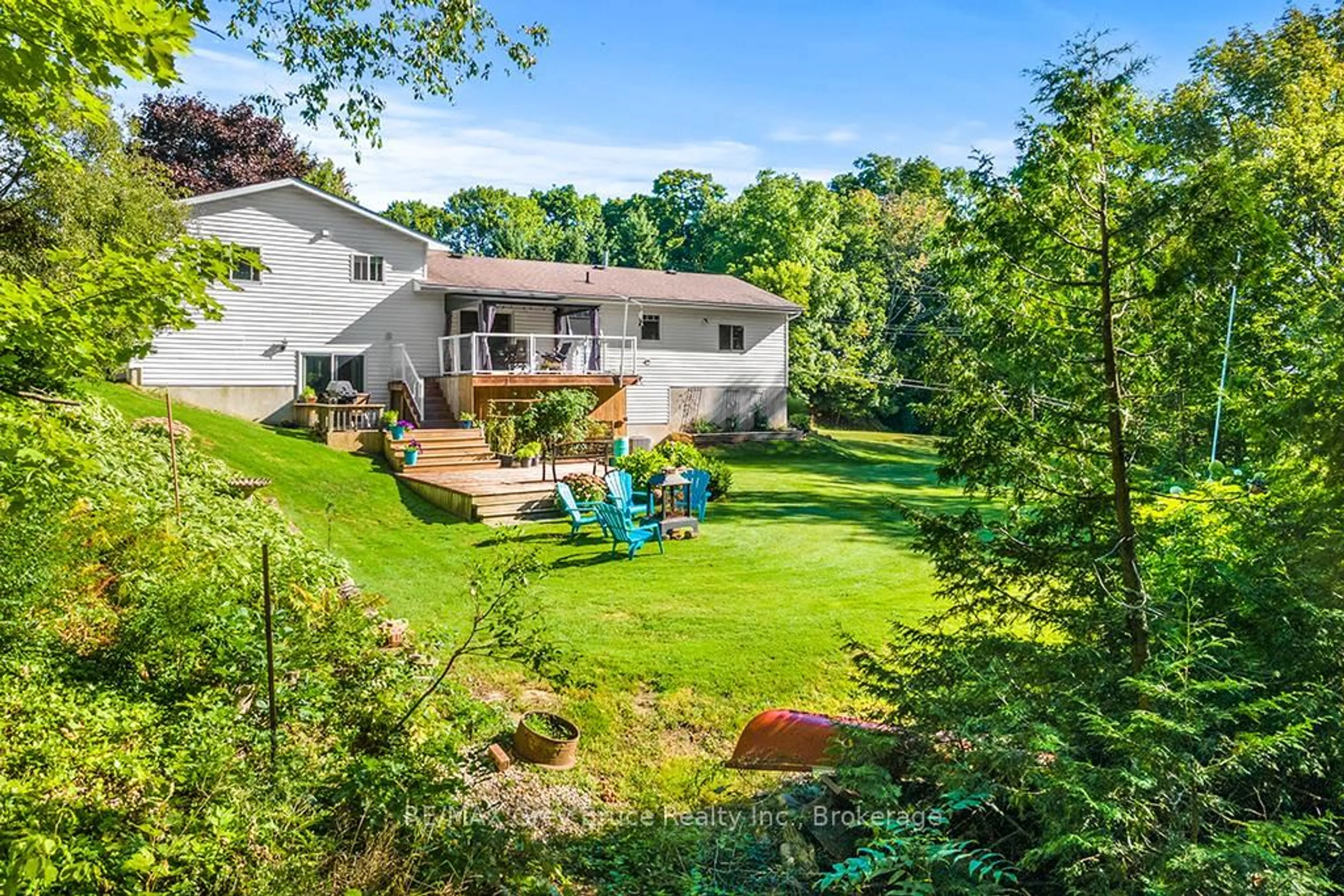 A pic from outside/outdoor area/front of a property/back of a property/a pic from drone, water/lake/river/ocean view for 699 20TH St, Owen Sound Ontario N4K 4E1