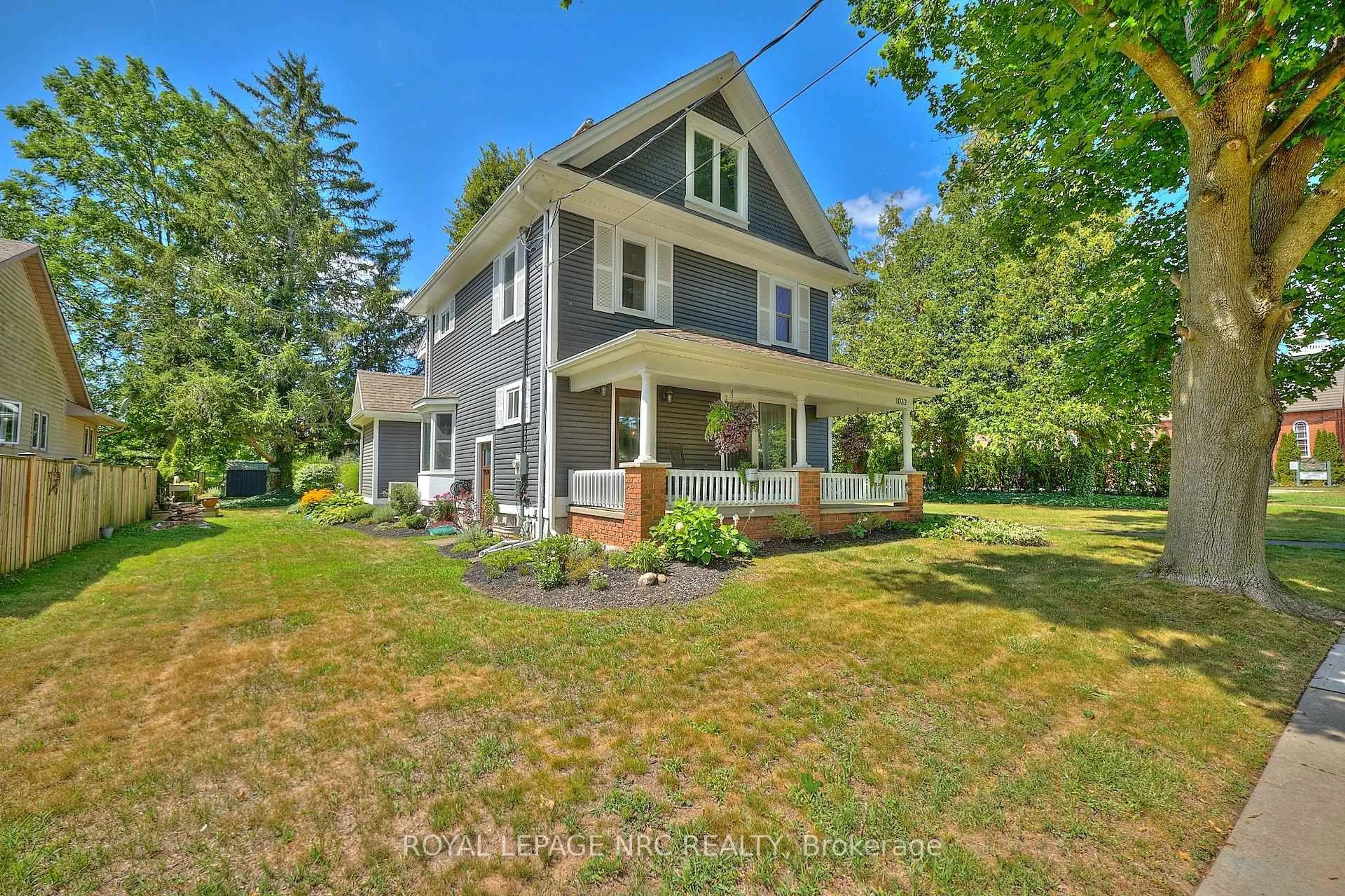 A pic from outside/outdoor area/front of a property/back of a property/a pic from drone, street for 1032 Church St, Pelham Ontario L0S 1C0