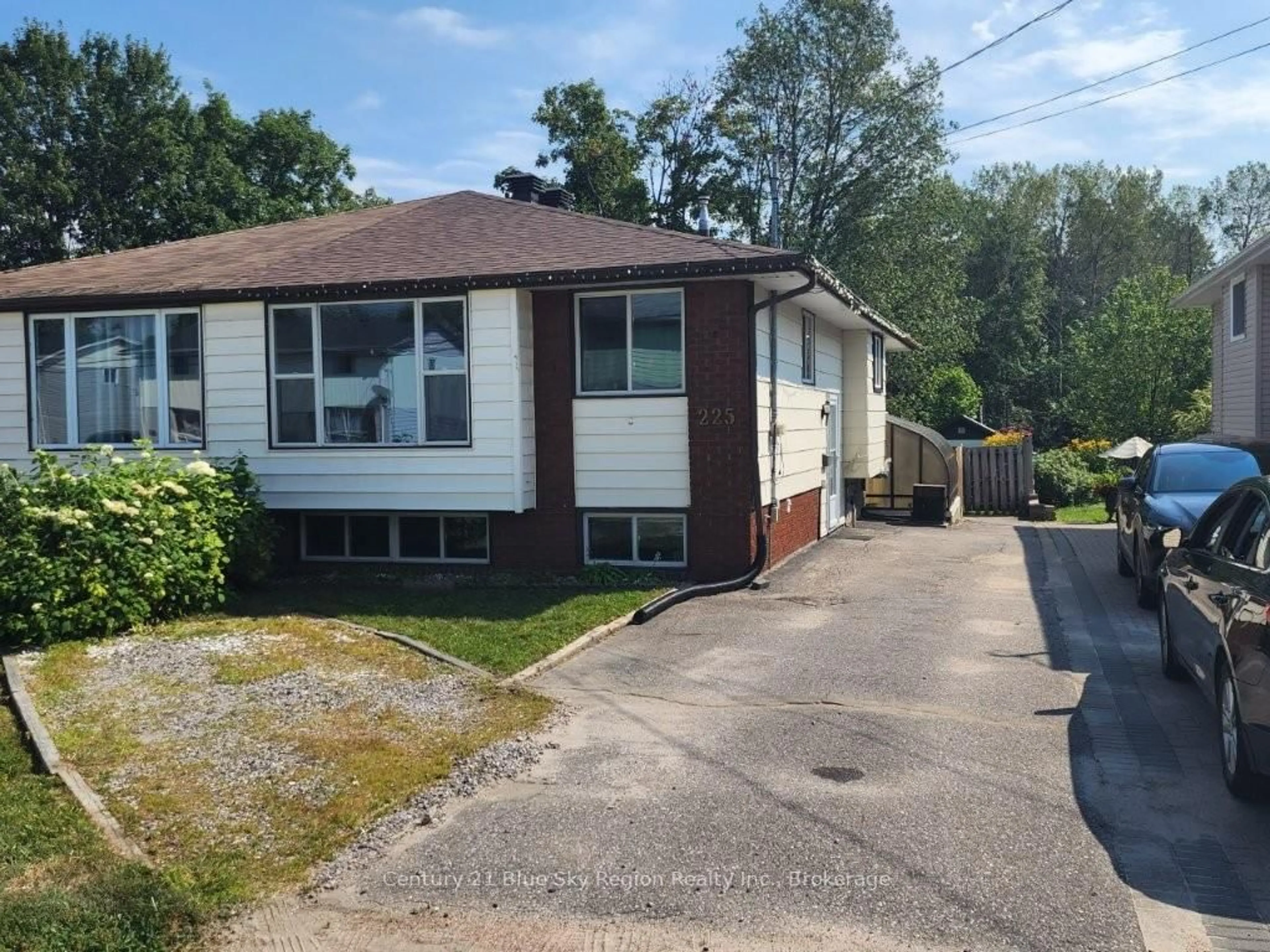 Home with vinyl exterior material, street for 225 Lake Heights Rd, North Bay Ontario P1A 2Z4