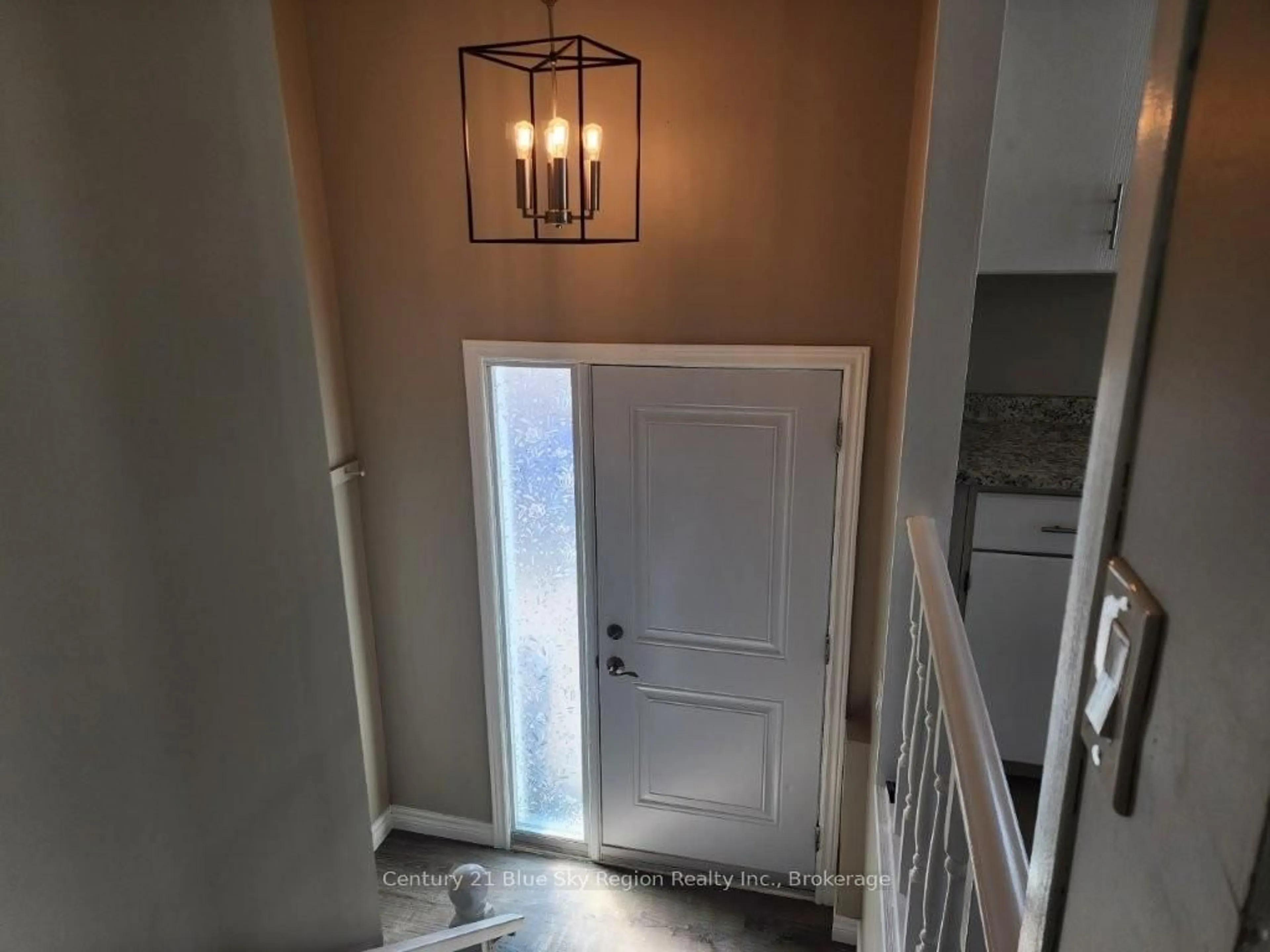 Indoor entryway for 225 Lake Heights Rd, North Bay Ontario P1A 2Z4