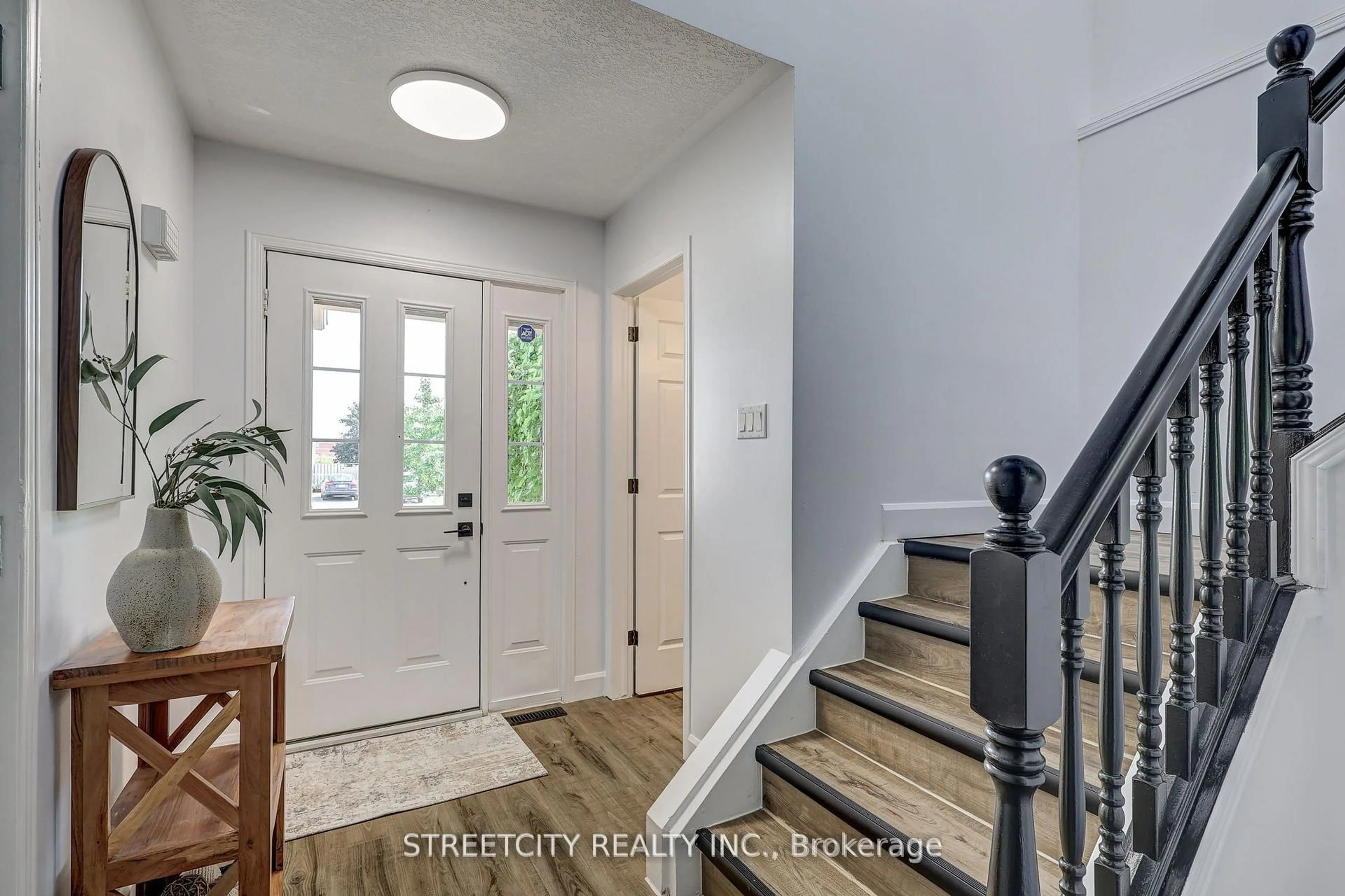 Indoor entryway for 25 Axford Pkwy, St. Thomas Ontario N5R 6E6