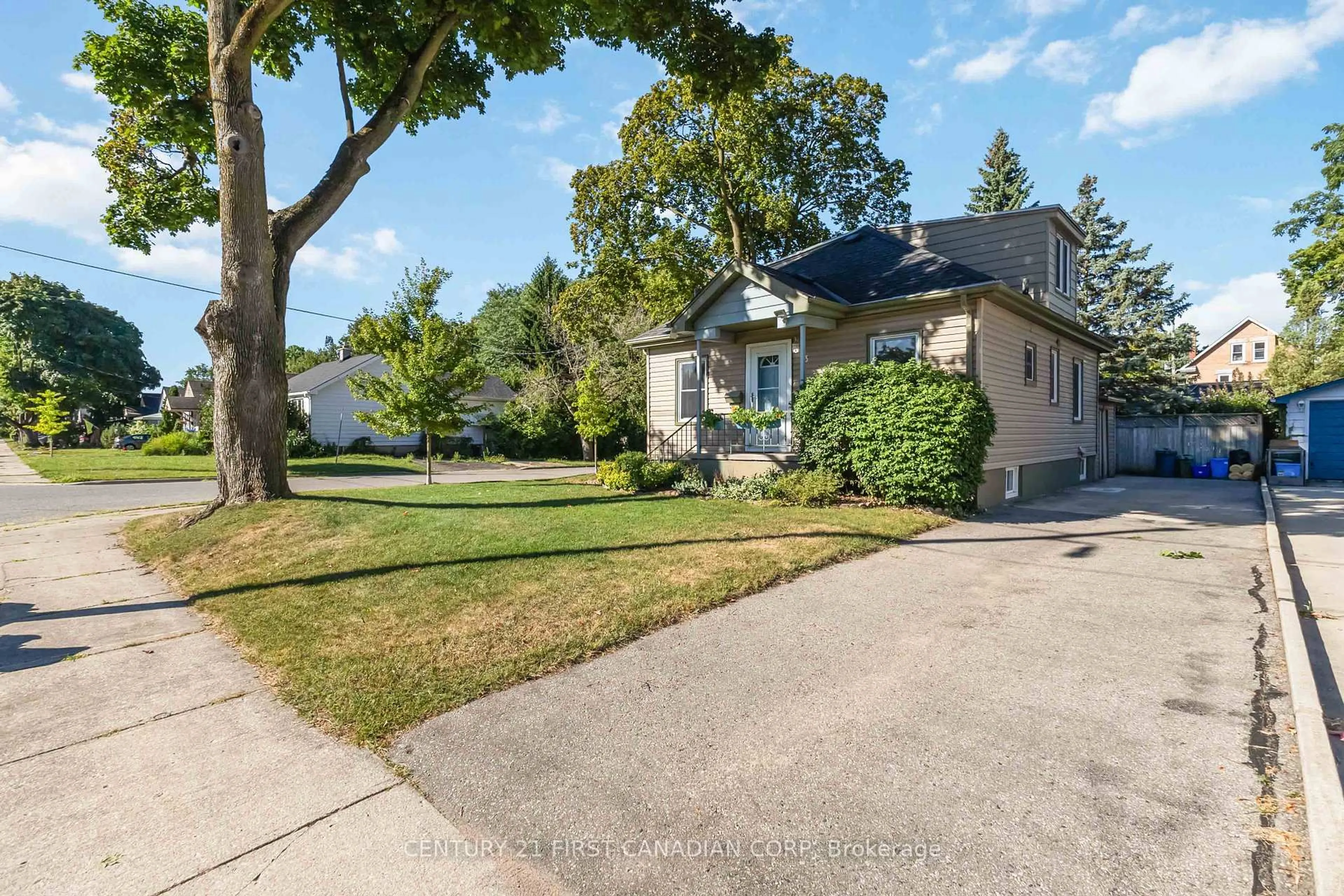 A pic from outside/outdoor area/front of a property/back of a property/a pic from drone, street for 73 Josephine St, London South Ontario N5Z 3P1
