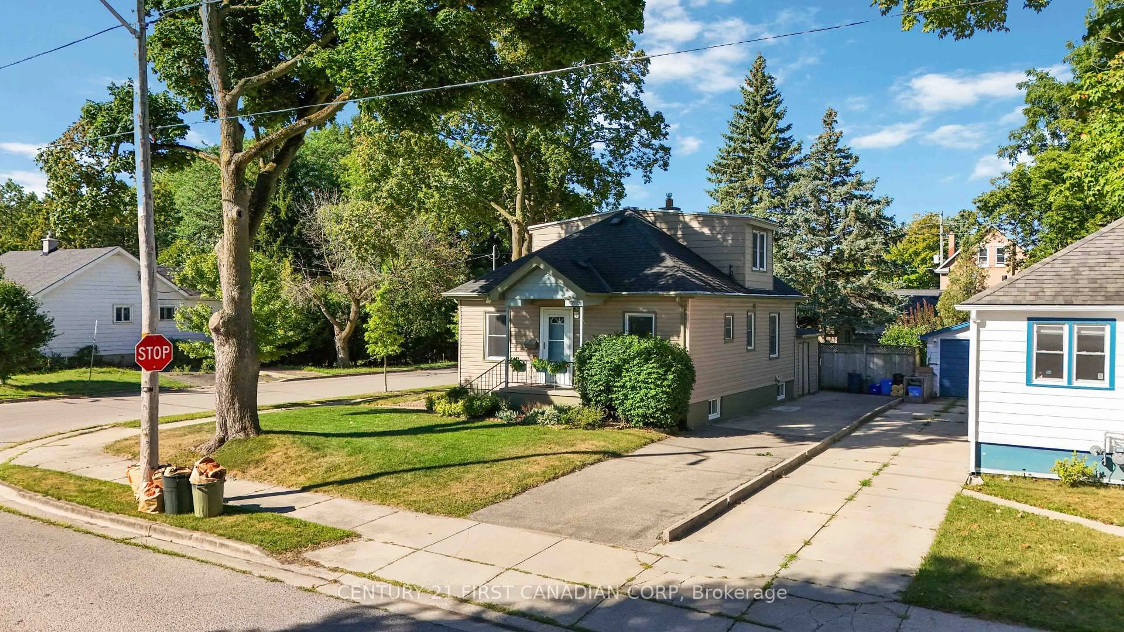 A pic from outside/outdoor area/front of a property/back of a property/a pic from drone, street for 73 Josephine St, London South Ontario N5Z 3P1