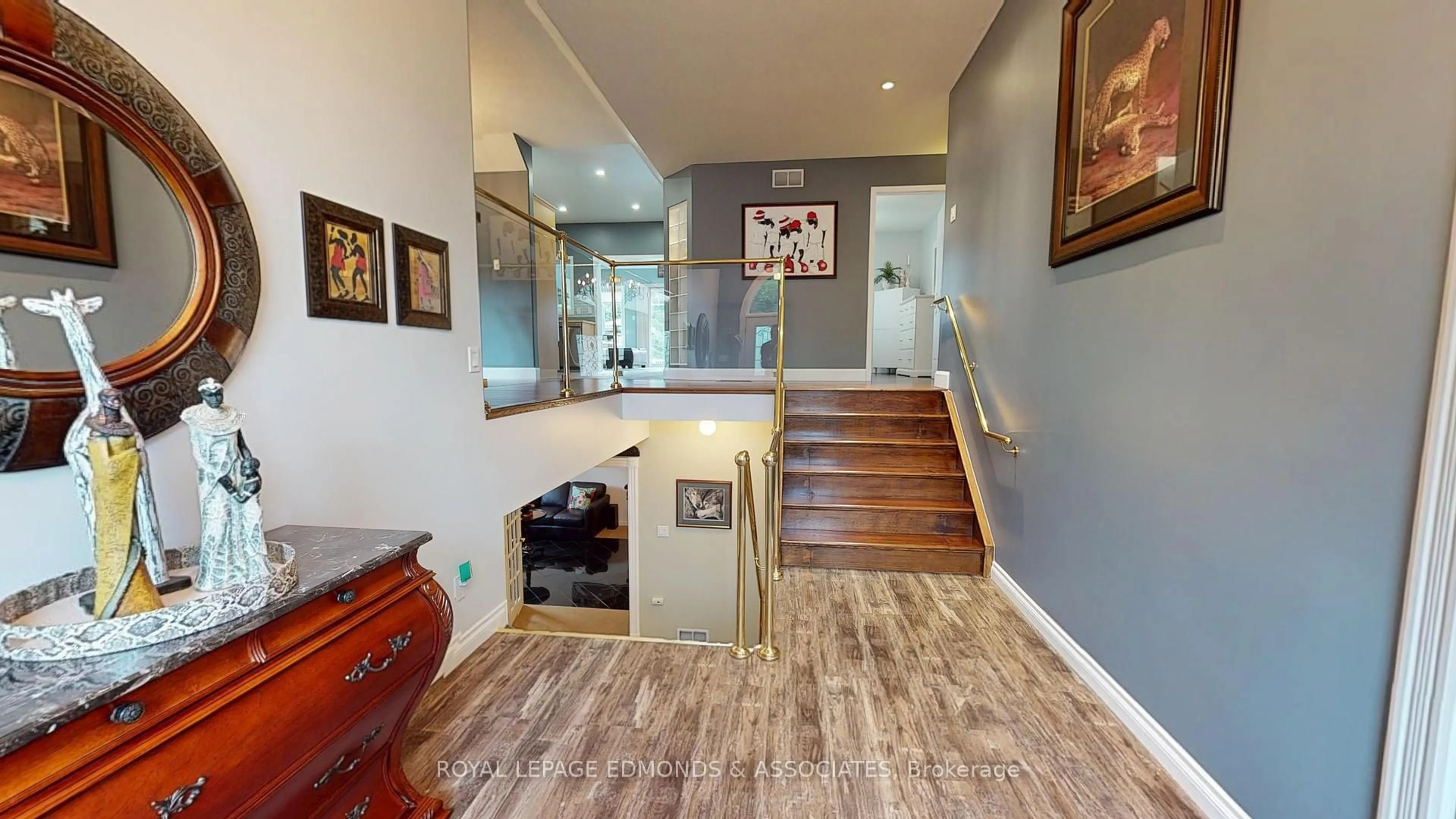 Indoor foyer for 4 Jamie Cres, Petawawa Ontario K8H 3N2