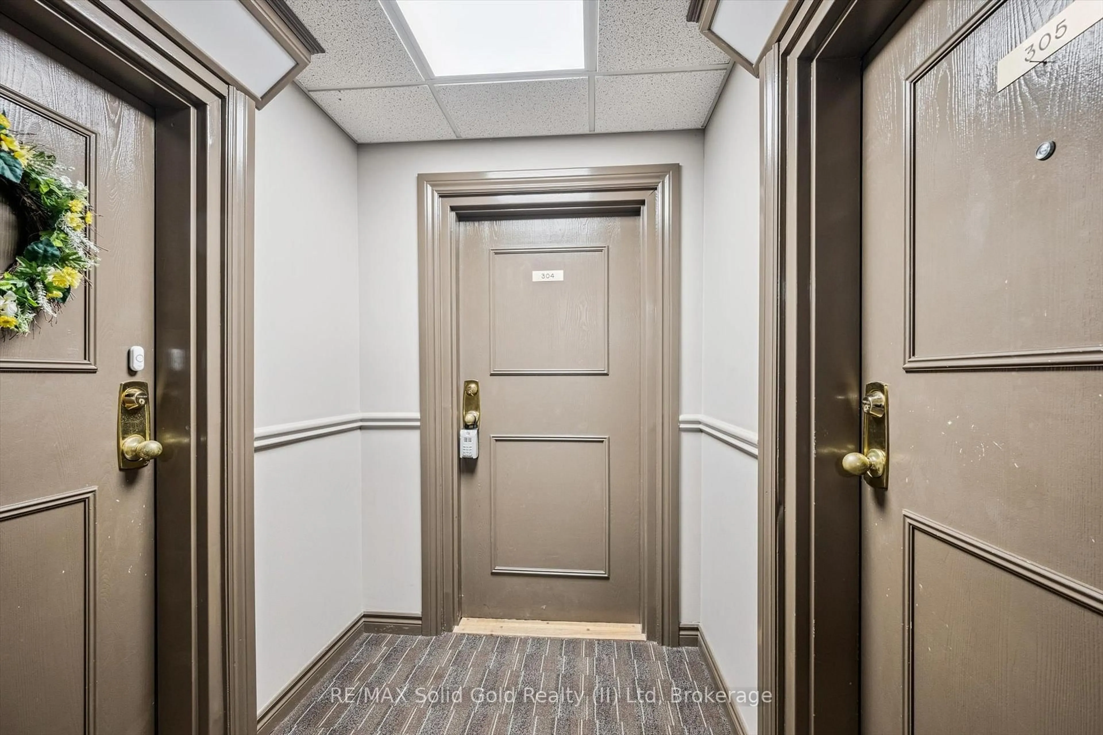 Indoor foyer for 35 Green Valley Dr #304, Kitchener Ontario N2P 2A5