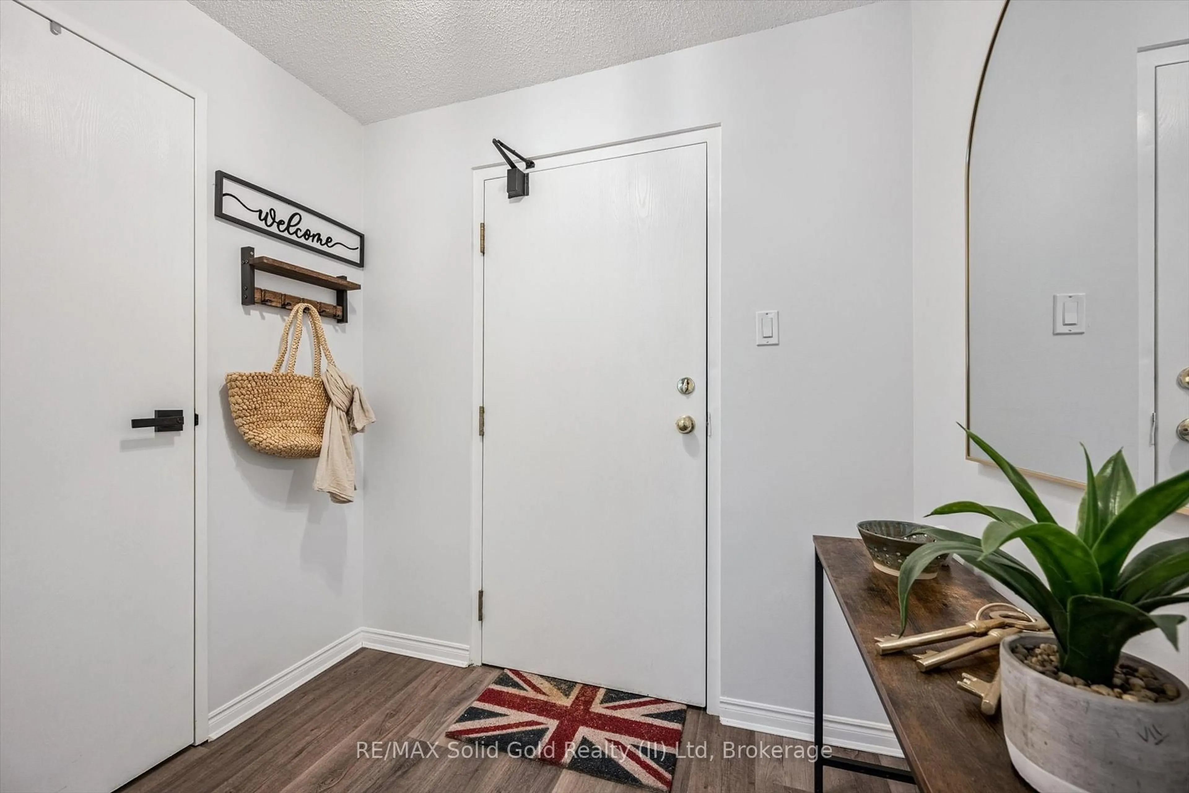 Indoor entryway for 35 Green Valley Dr #304, Kitchener Ontario N2P 2A5
