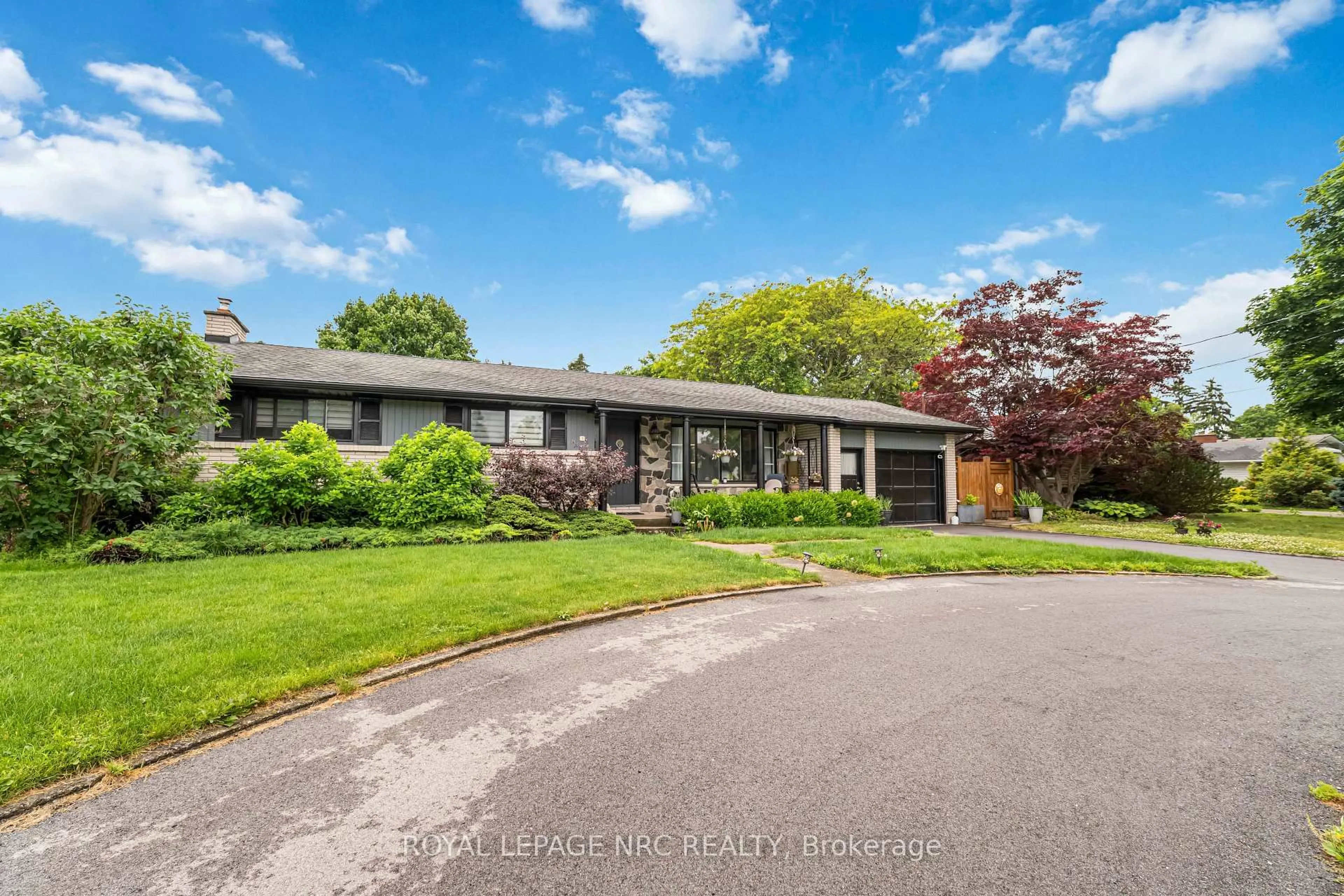 A pic from outside/outdoor area/front of a property/back of a property/a pic from drone, unknown for 9 Cartier Dr, St. Catharines Ontario L2M 2E5