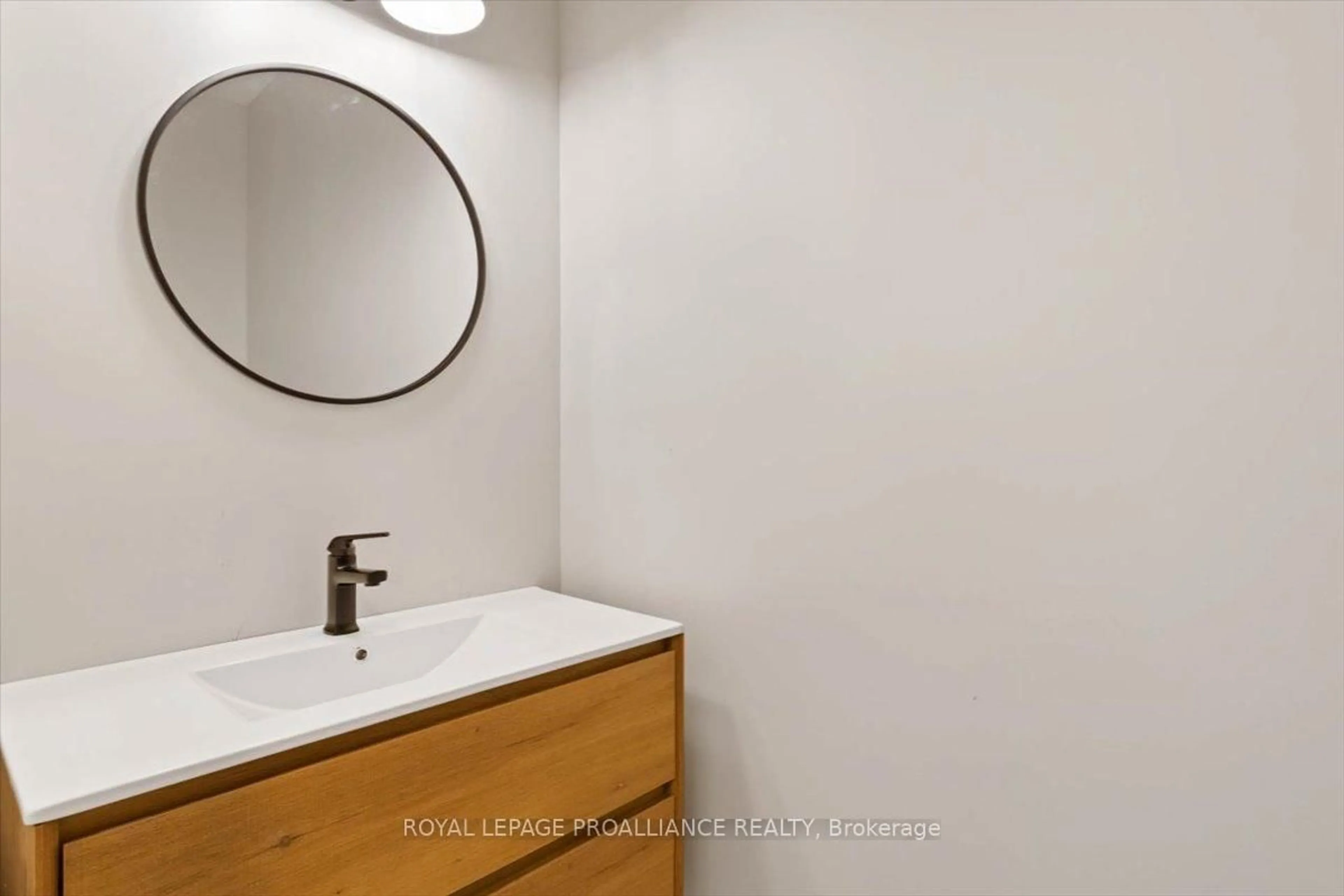 Standard bathroom, ceramic/tile floor for 293 Church St, Greater Napanee Ontario K7R 1C5