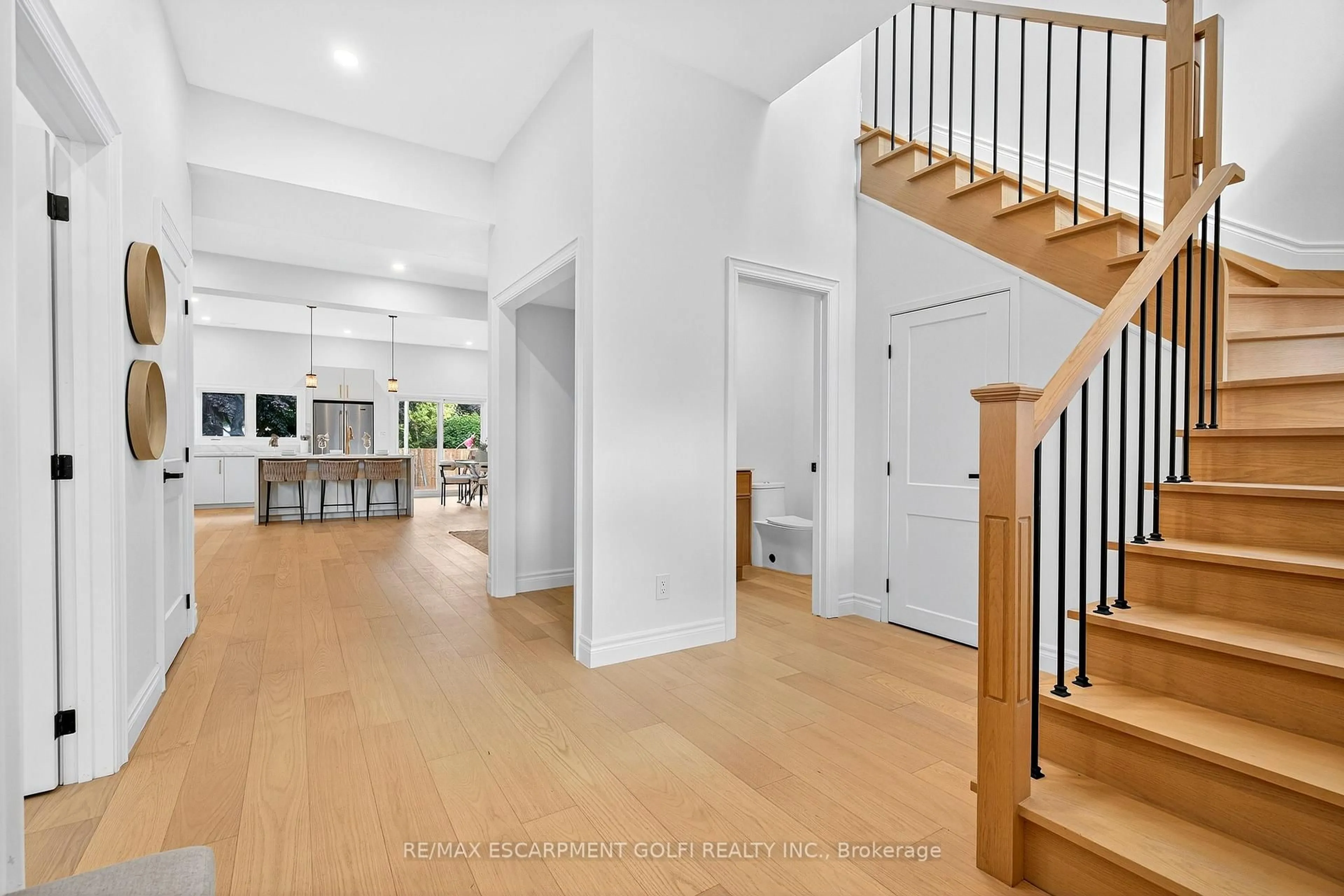 Indoor foyer for 96 MAITLAND St, Brantford Ontario N3S 6L6