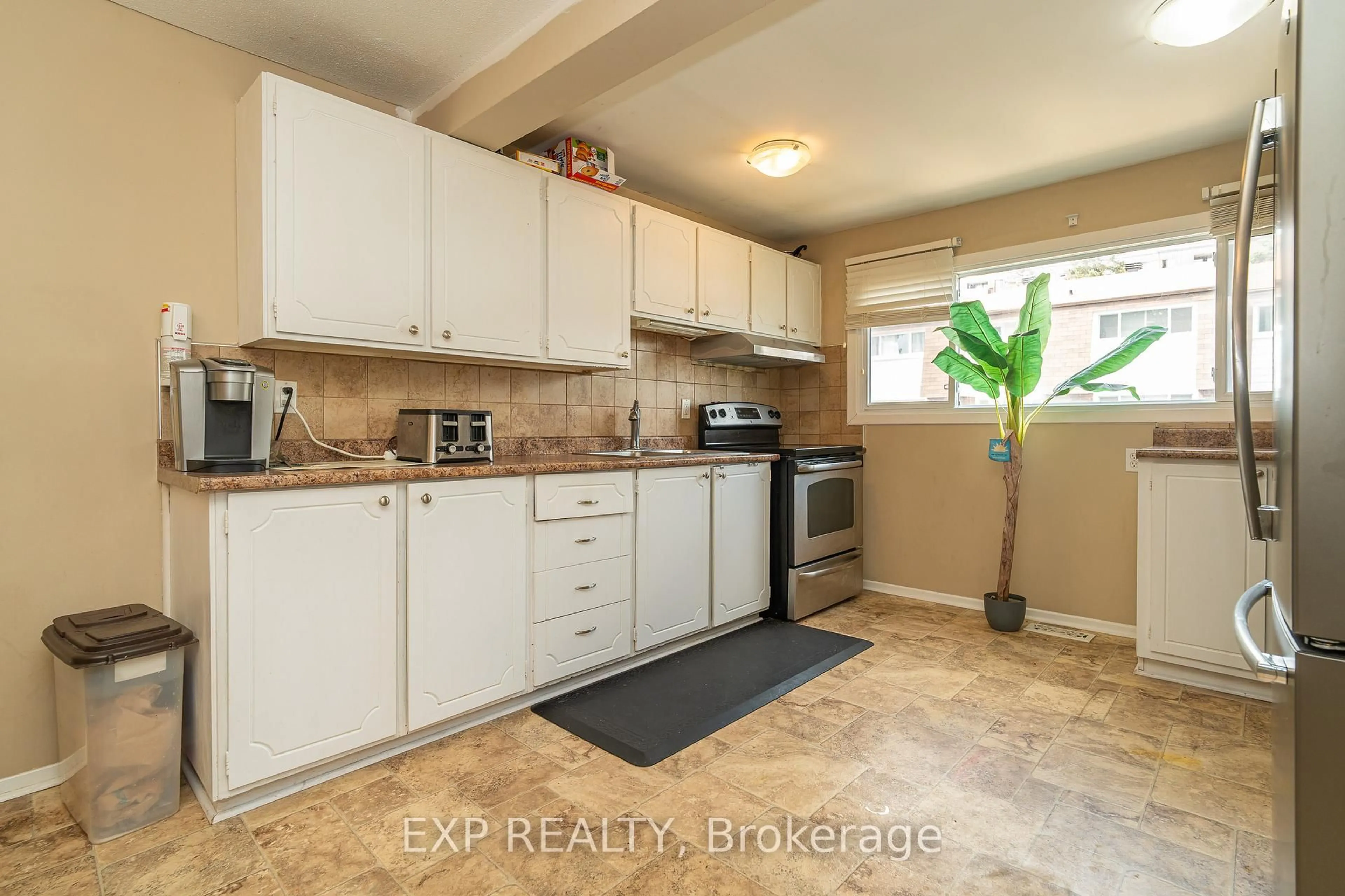 Standard kitchen, ceramic/tile floor for 2296 Orient Park Dr #40, Ottawa Ontario K1B 4N6