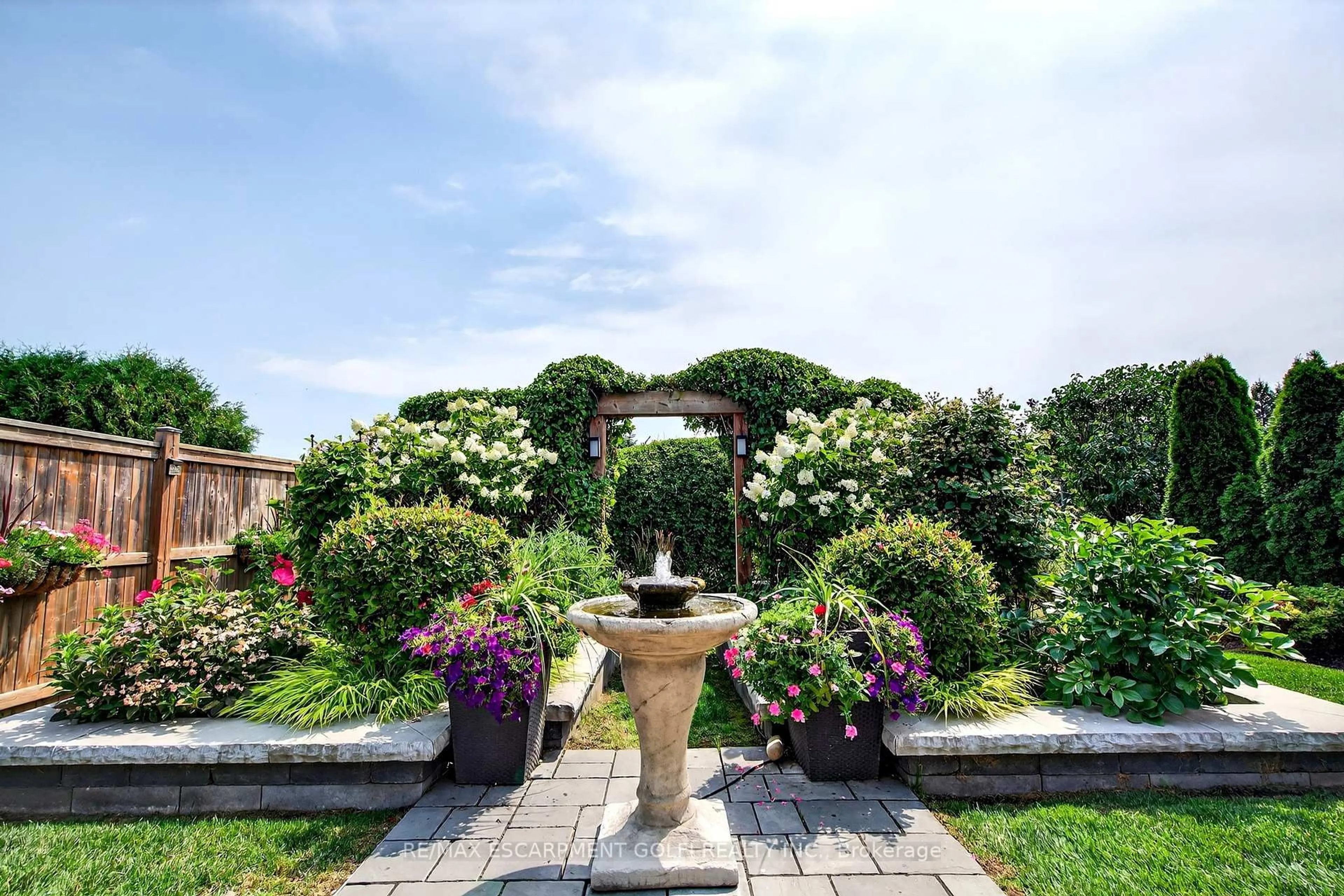Patio, water/lake/river/ocean view for 25 Pierpoint Dr, Niagara-on-the-Lake Ontario L0S 1J0