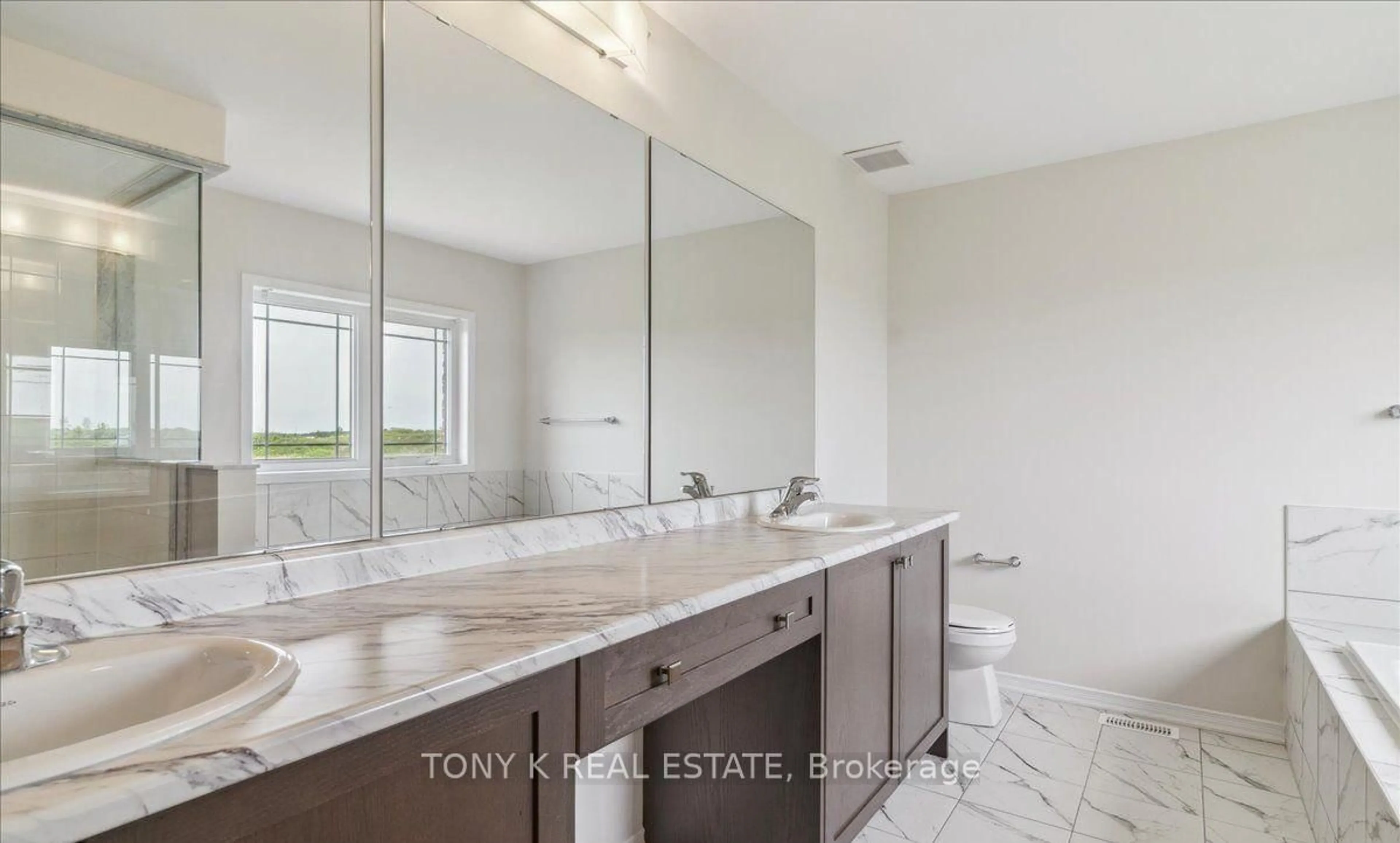 Contemporary bathroom, ceramic/tile floor for 137 David St, Haldimand Ontario N0A 1H0