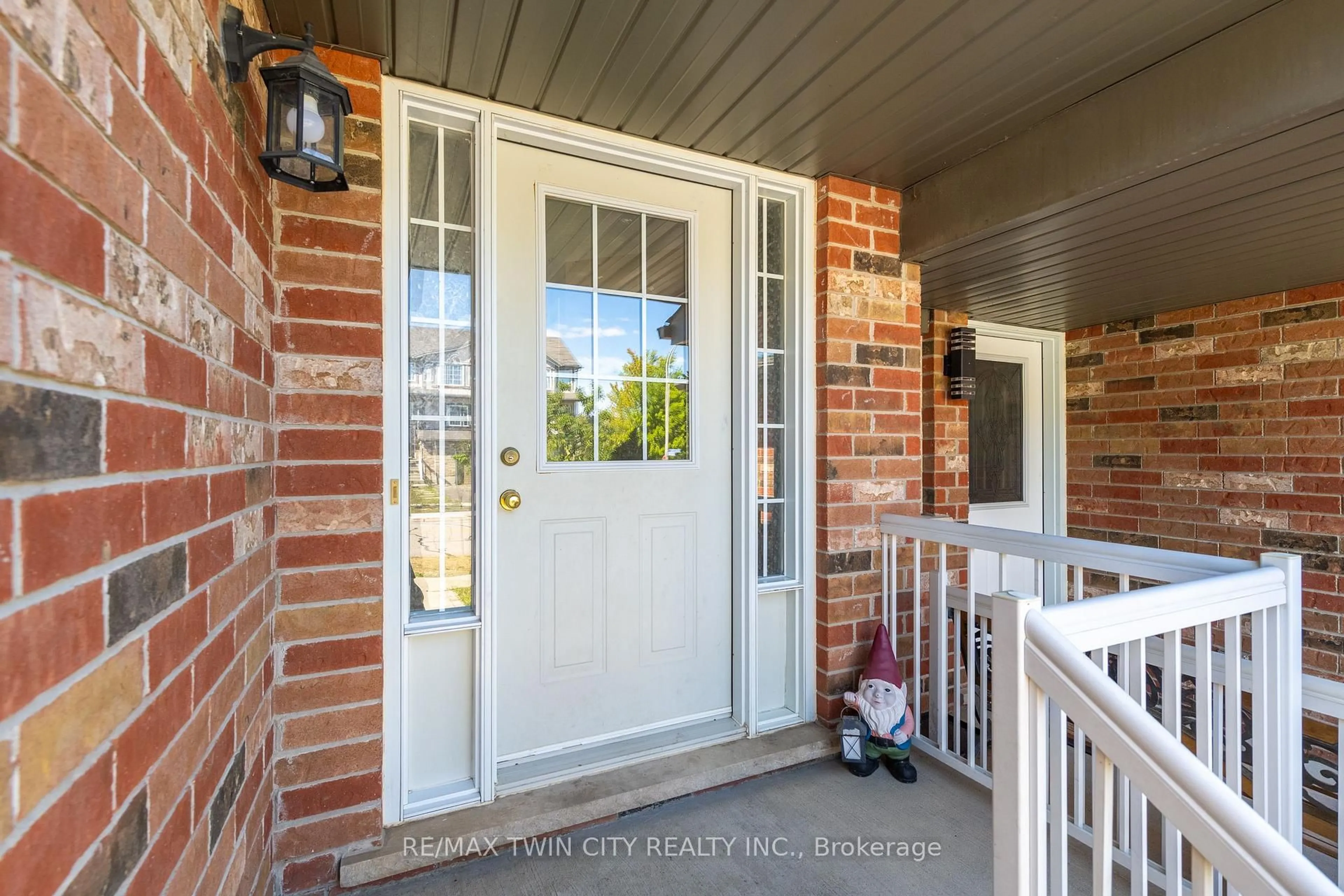 Indoor entryway for 61 Madeleine St, Kitchener Ontario N2R 1V4