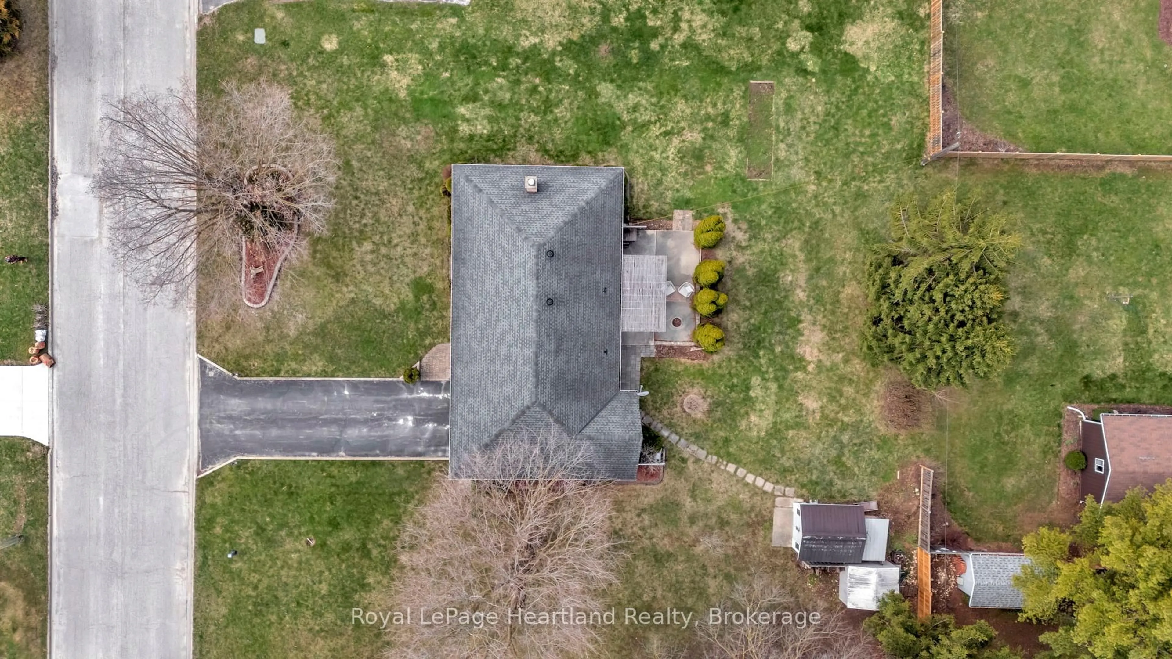 A pic from outside/outdoor area/front of a property/back of a property/a pic from drone, unknown for 542 Angus St, North Huron Ontario N0G 2W0