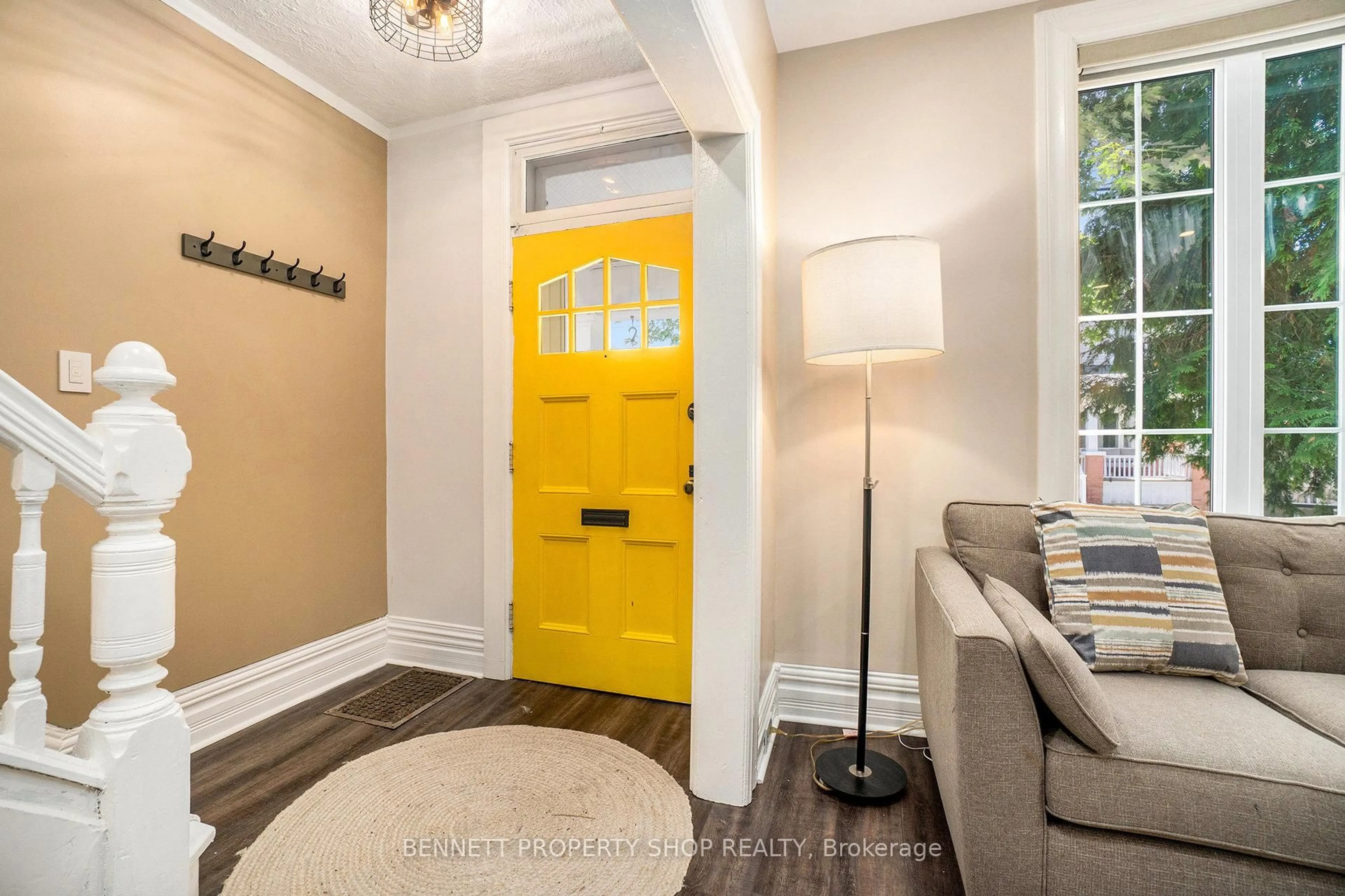 Indoor entryway for 60 Melrose Ave, Ottawa Ontario K1Y 1T9