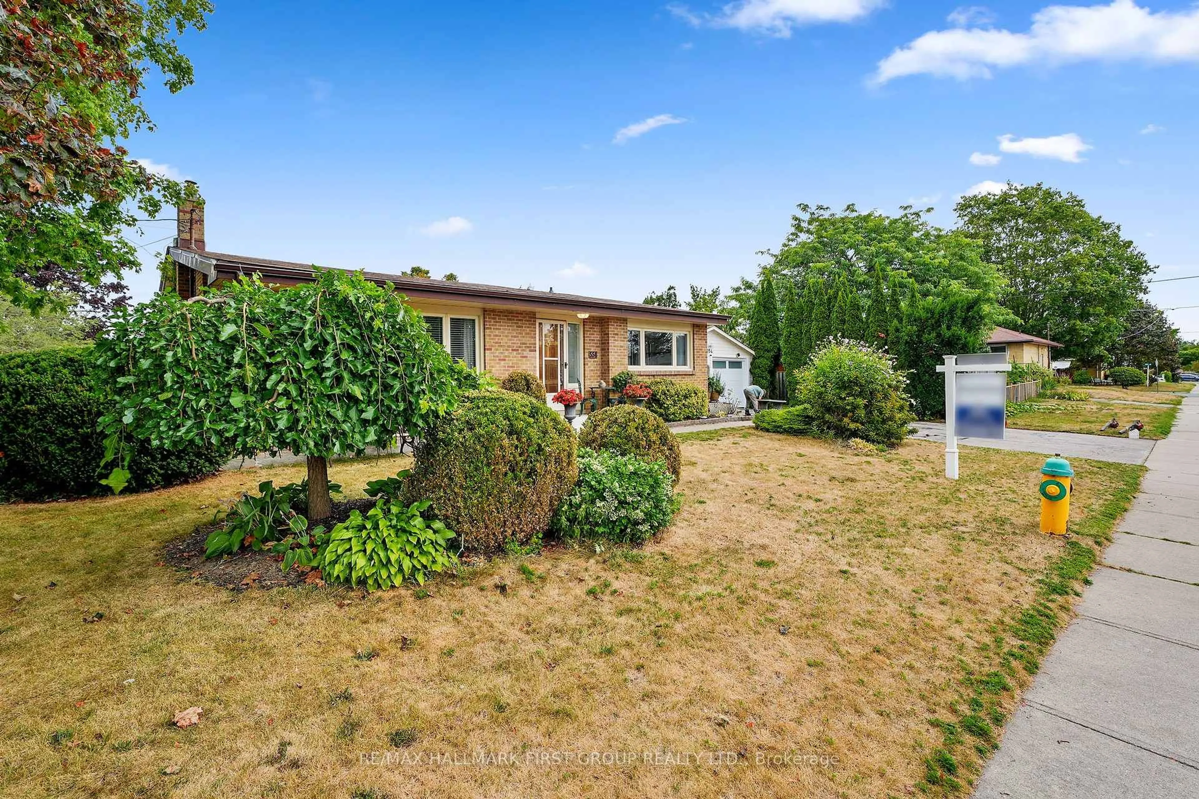 A pic from outside/outdoor area/front of a property/back of a property/a pic from drone, street for 554 Elizabeth St, Cobourg Ontario K9A 2A1