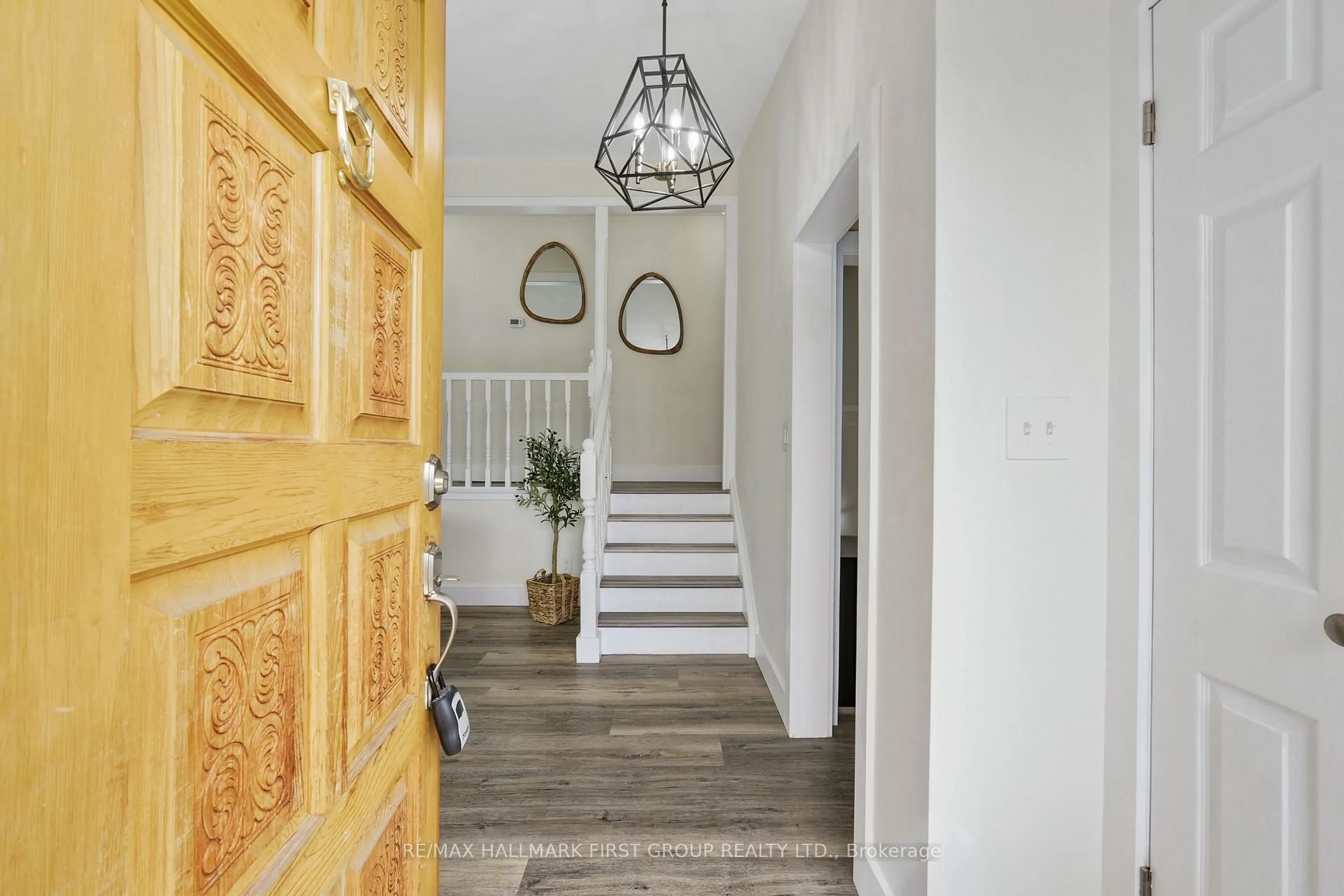 Indoor entryway for 554 Elizabeth St, Cobourg Ontario K9A 2A1