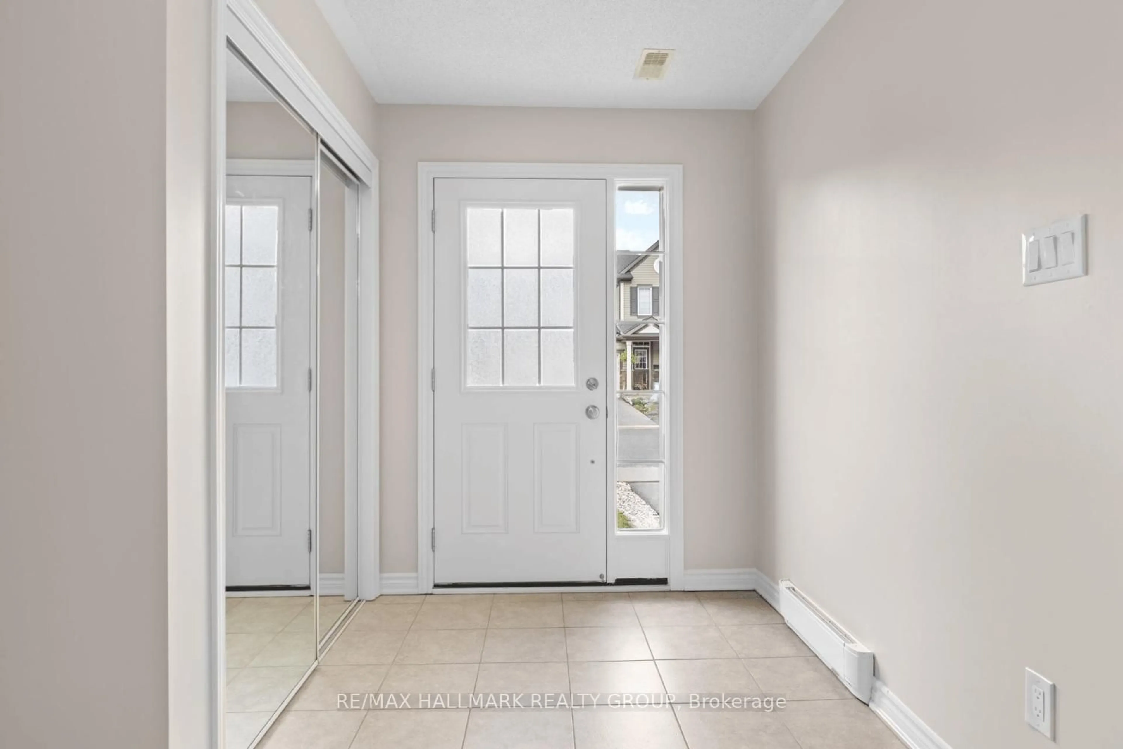 Indoor entryway for 463 White Arctic Ave, Ottawa Ontario K2J 6C9