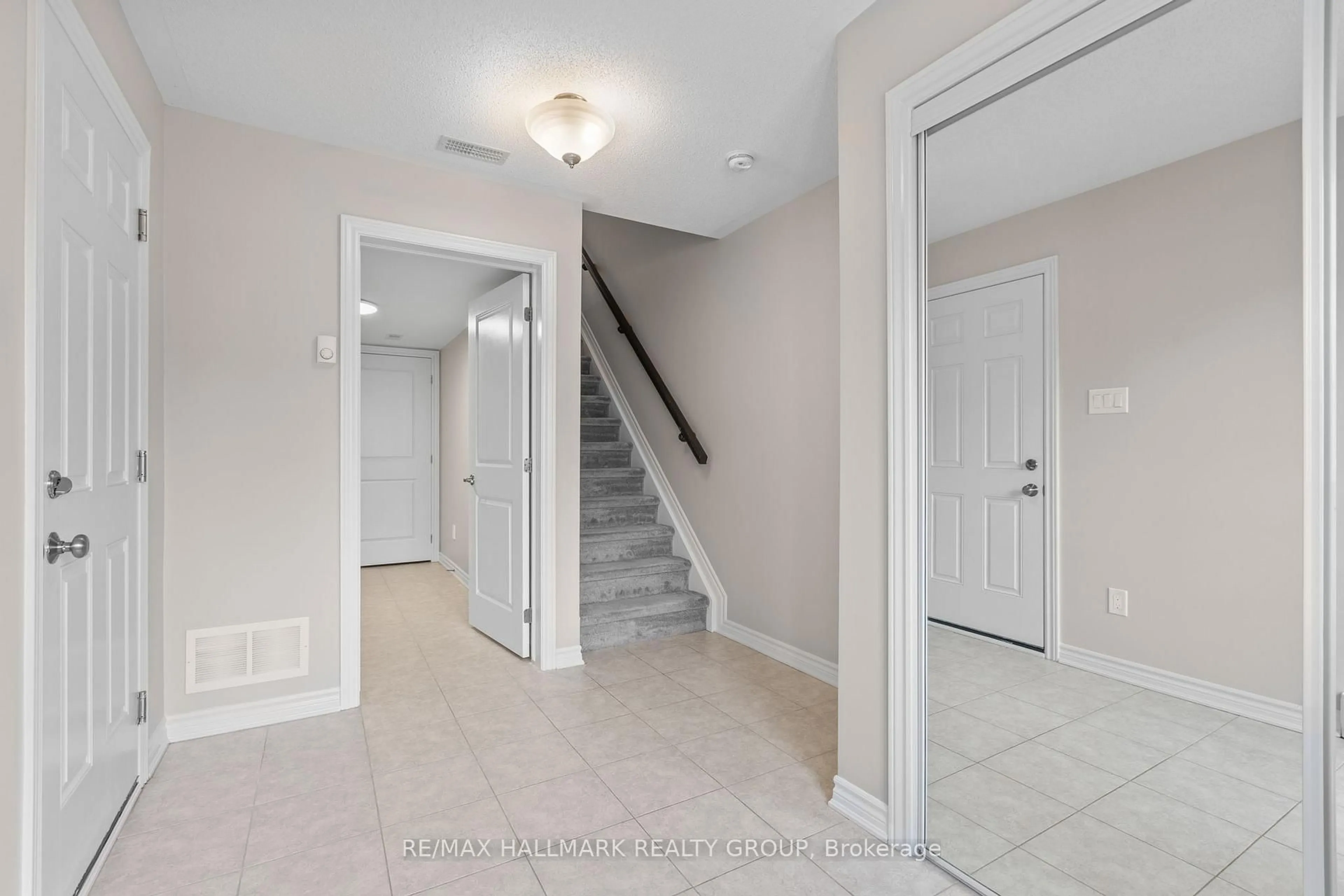 Indoor entryway for 463 White Arctic Ave, Ottawa Ontario K2J 6C9