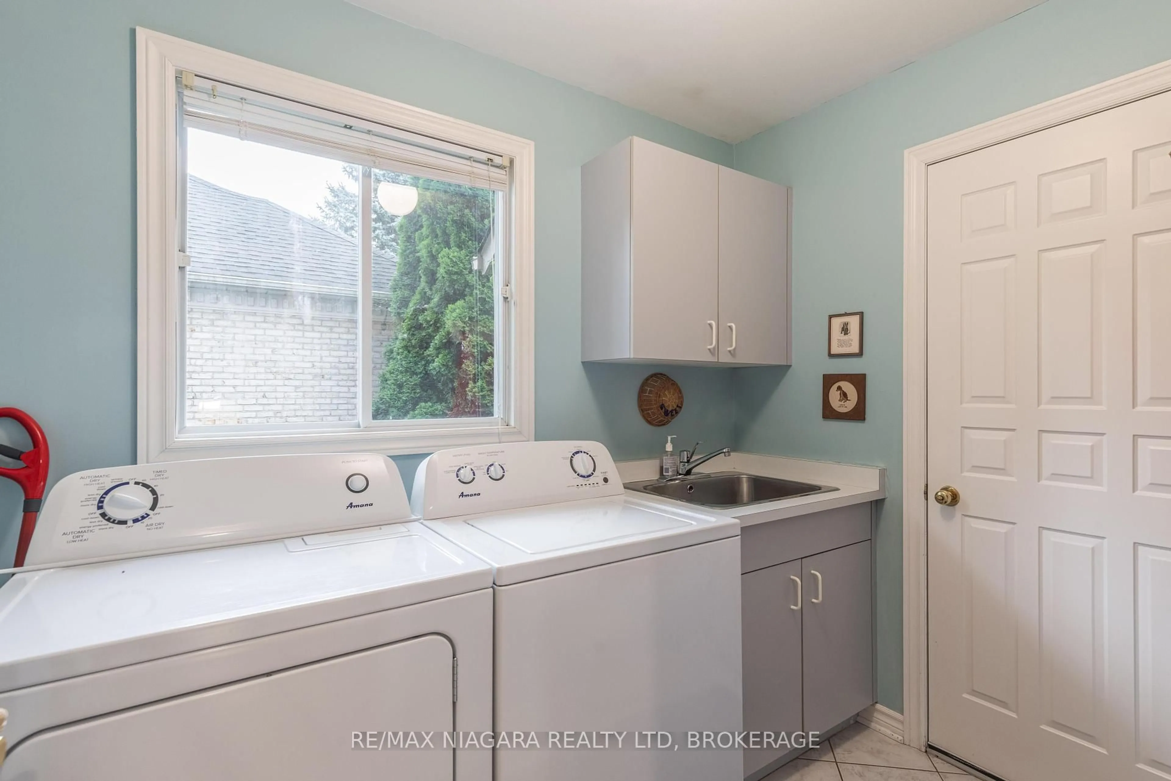 Laundry room for 6009 Mountainside St, Niagara Falls Ontario L2J 4H9