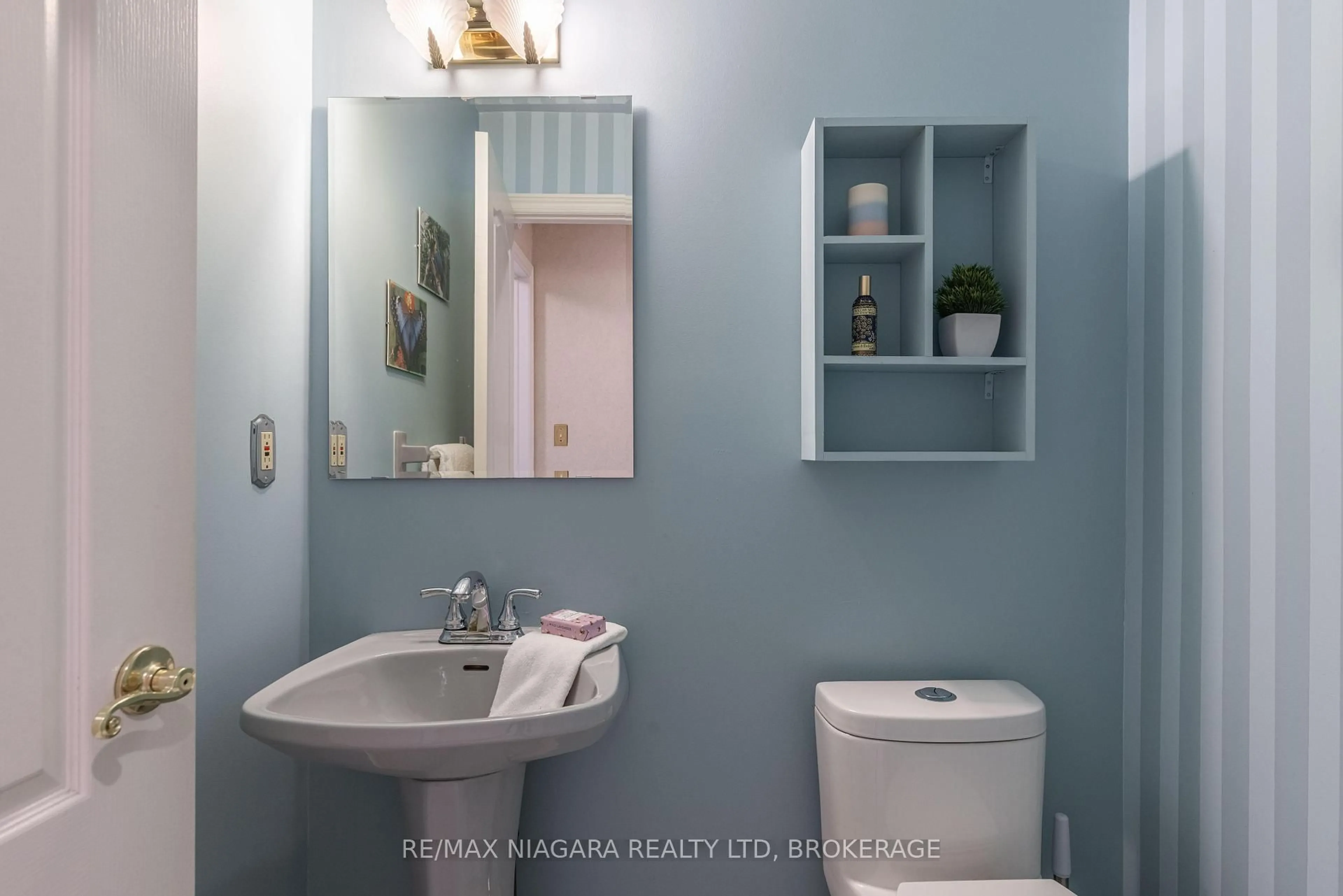 Standard bathroom, ceramic/tile floor for 6009 Mountainside St, Niagara Falls Ontario L2J 4H9