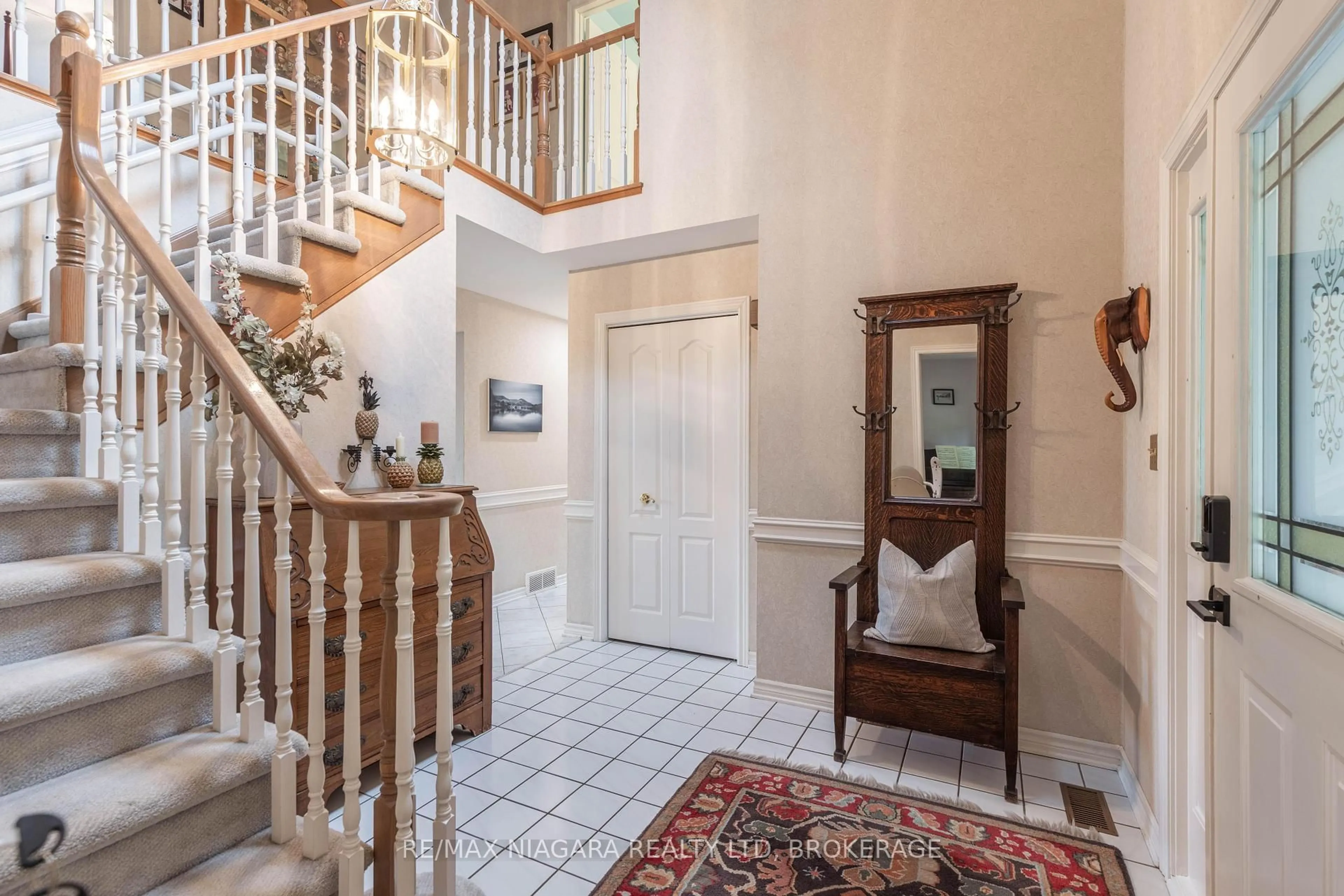 Indoor foyer for 6009 Mountainside St, Niagara Falls Ontario L2J 4H9