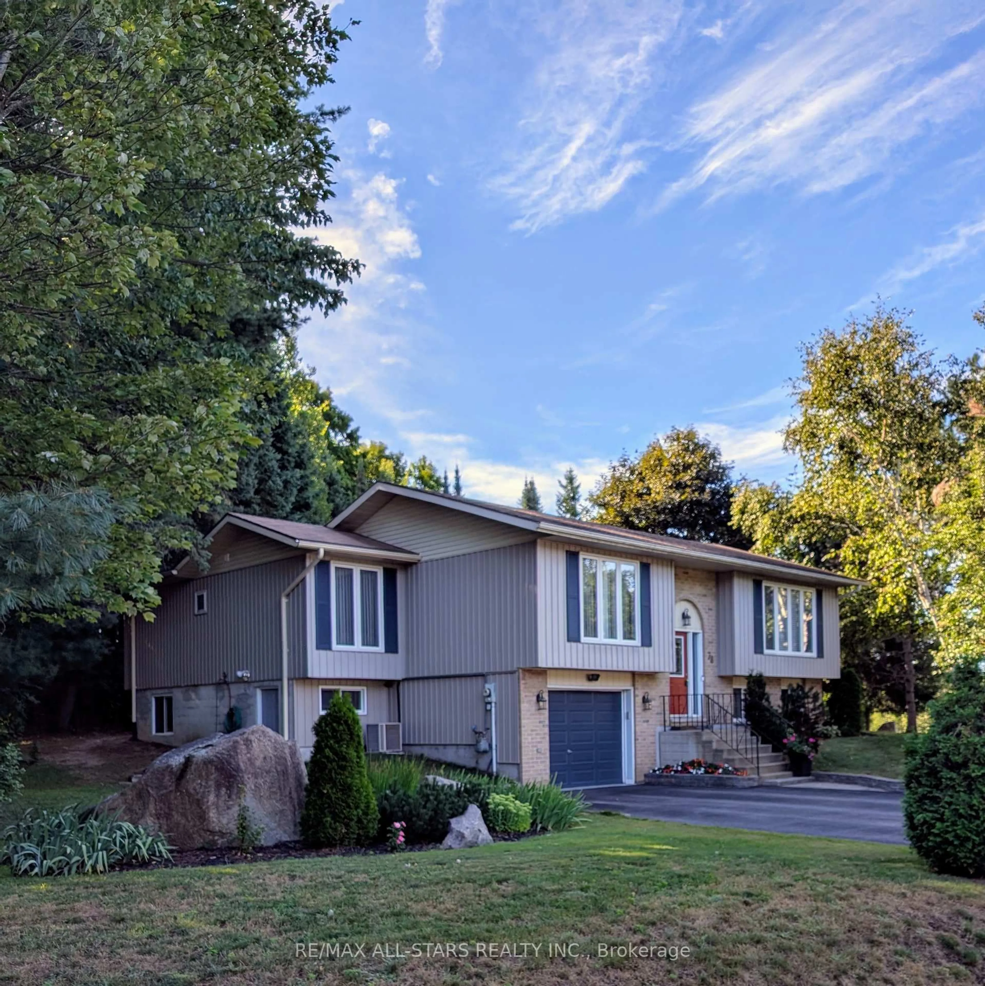 Home with vinyl exterior material, street for 78 Meadow Heights Dr, Bracebridge Ontario P1L 1A3