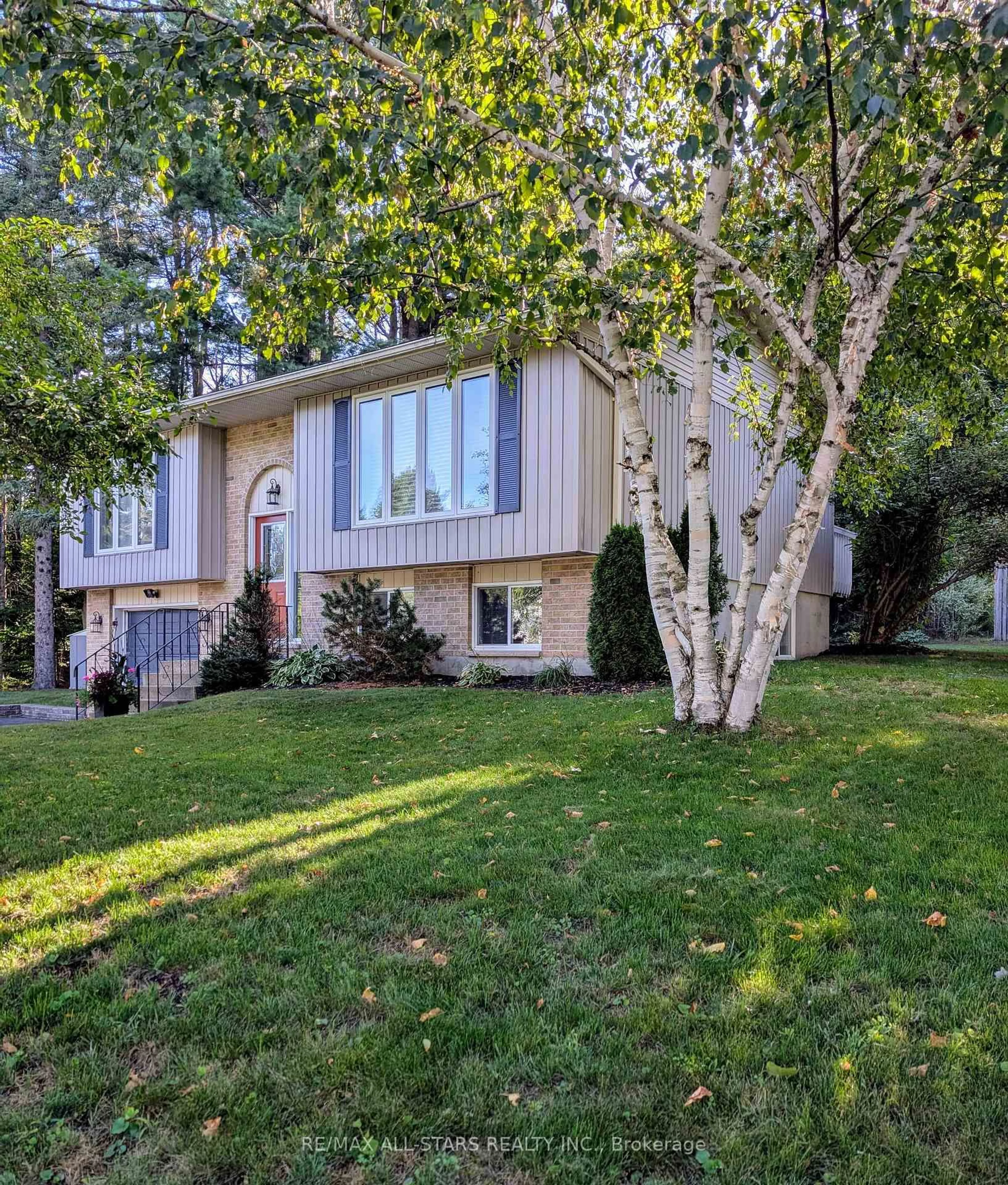 Home with vinyl exterior material, street for 78 Meadow Heights Dr, Bracebridge Ontario P1L 1A3