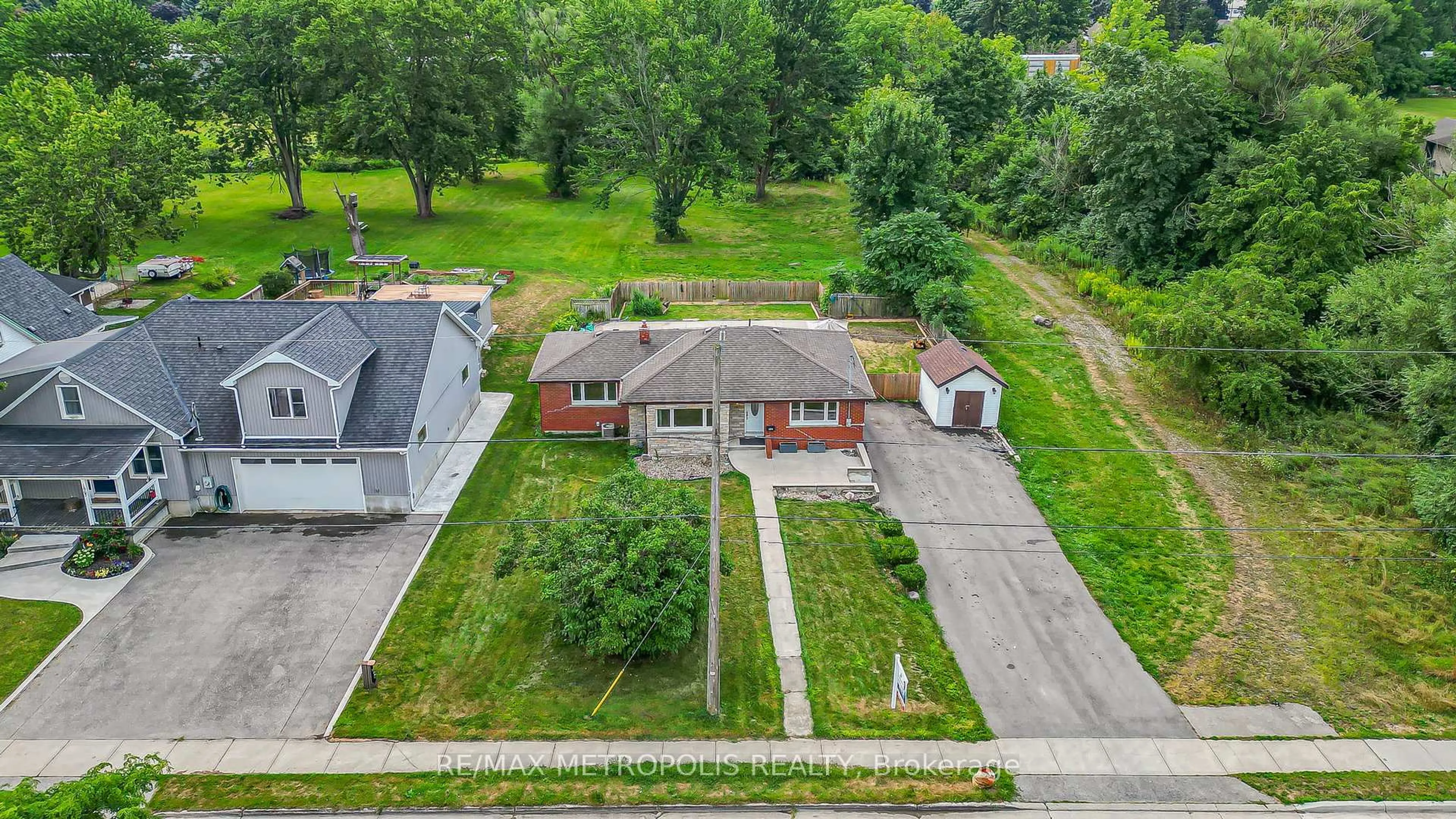 A pic from outside/outdoor area/front of a property/back of a property/a pic from drone, street for 1859 PARKHURST Ave, London East Ontario N5V 2C4