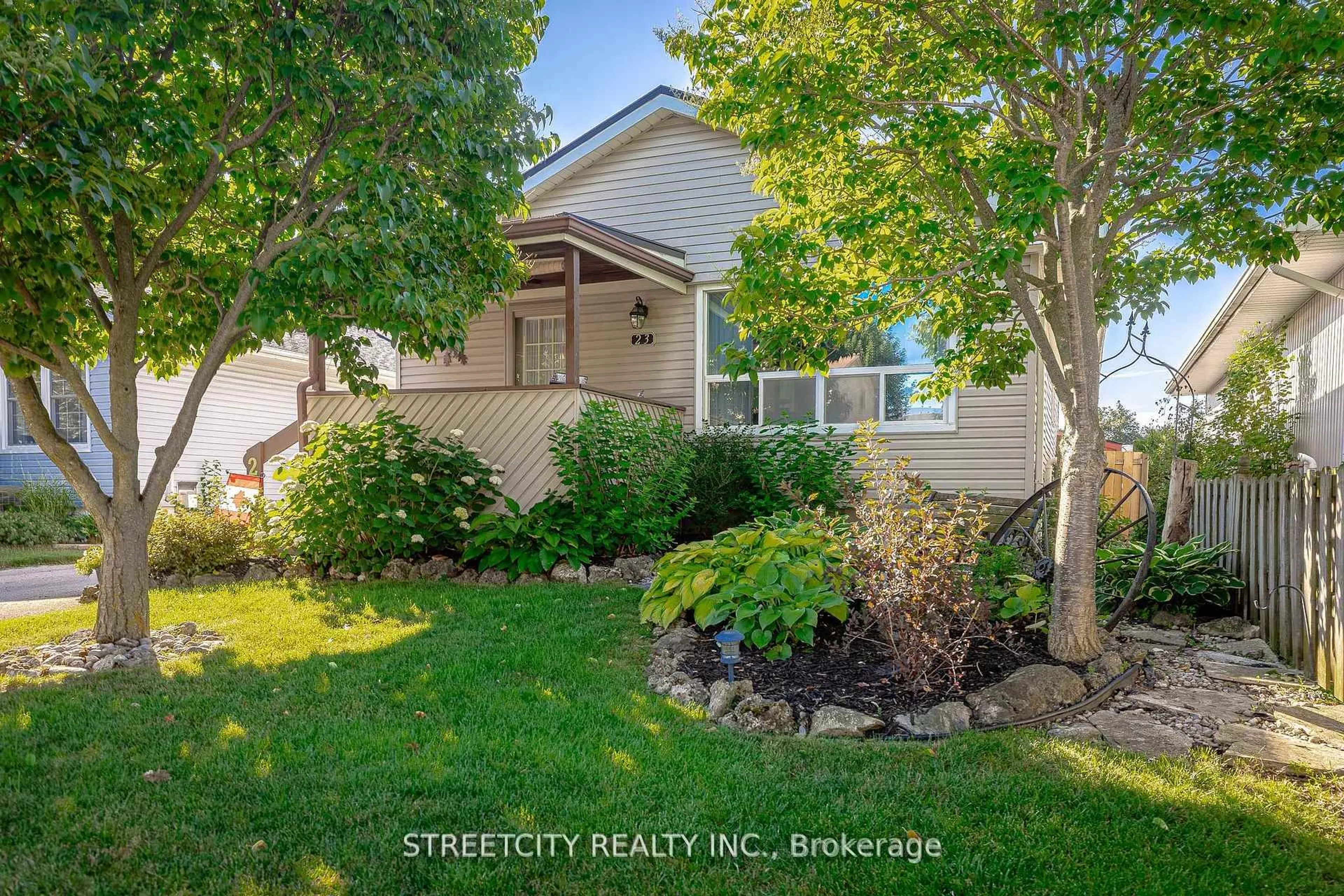 A pic from outside/outdoor area/front of a property/back of a property/a pic from drone, street for 23 Snowdon Cres, London South Ontario N6E 1G5