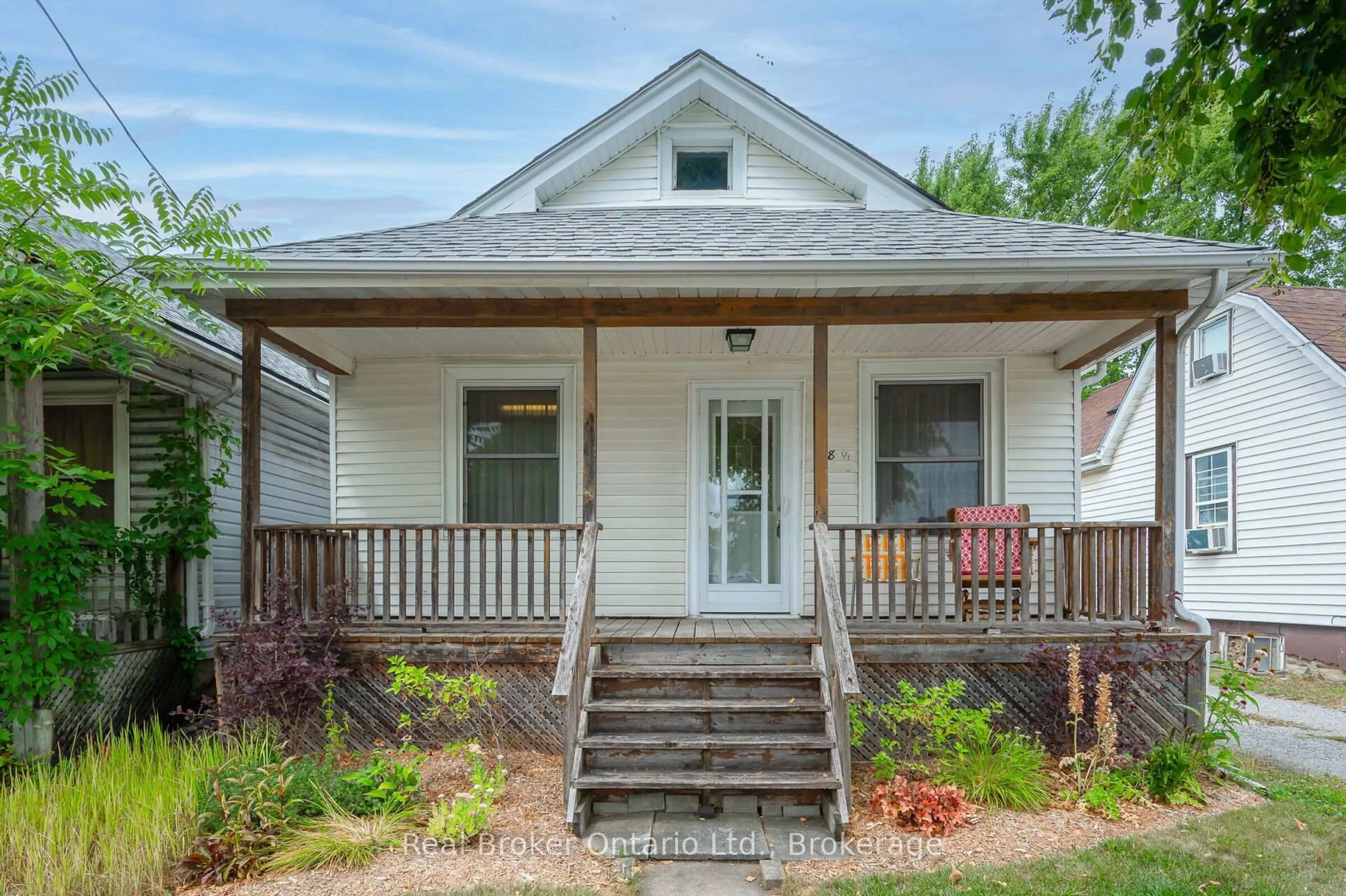 Home with vinyl exterior material, street for 28-1/2 Pelham Rd, St. Catharines Ontario L2S 1R2