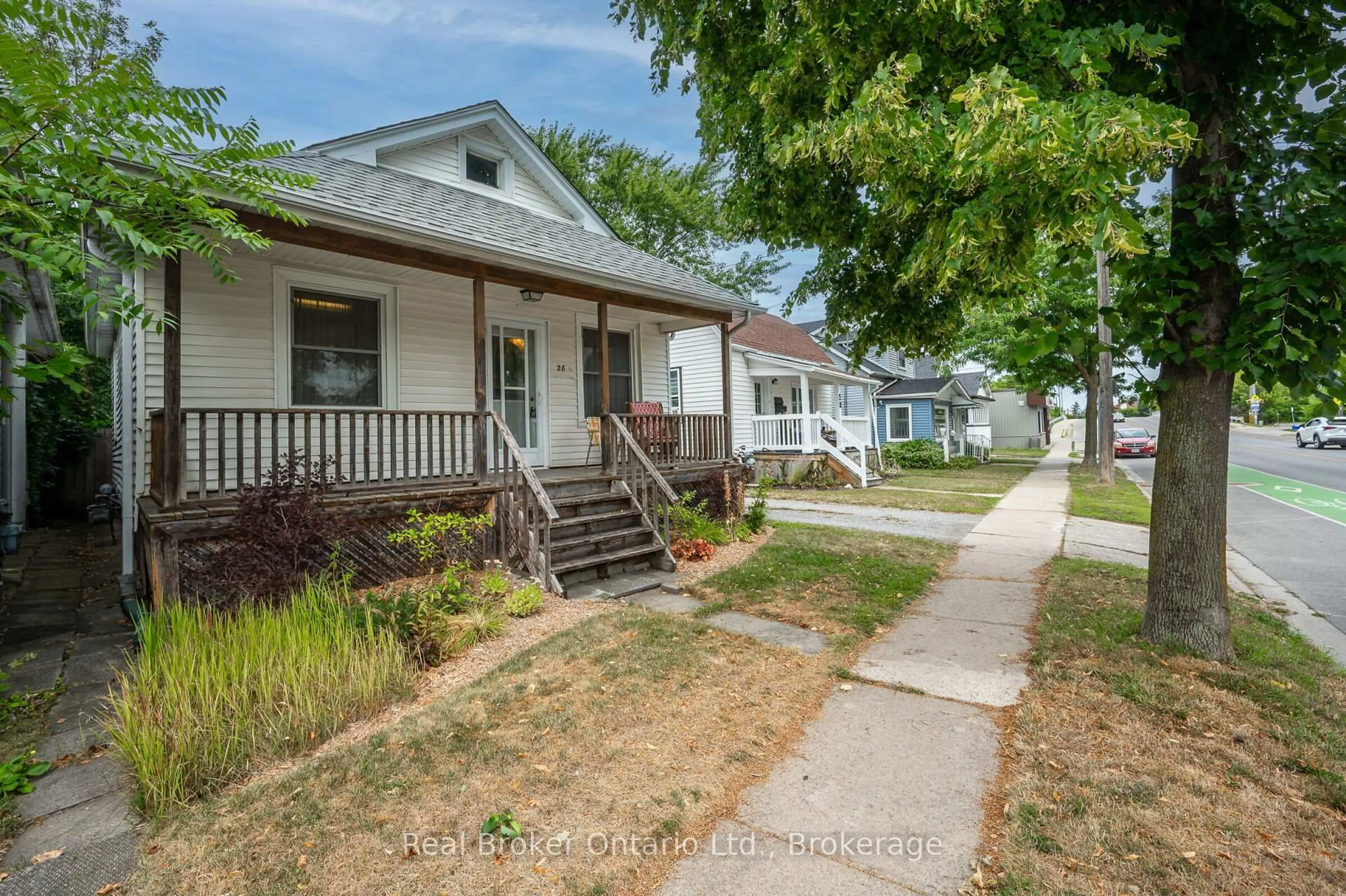 A pic from outside/outdoor area/front of a property/back of a property/a pic from drone, street for 28-1/2 Pelham Rd, St. Catharines Ontario L2S 1R2