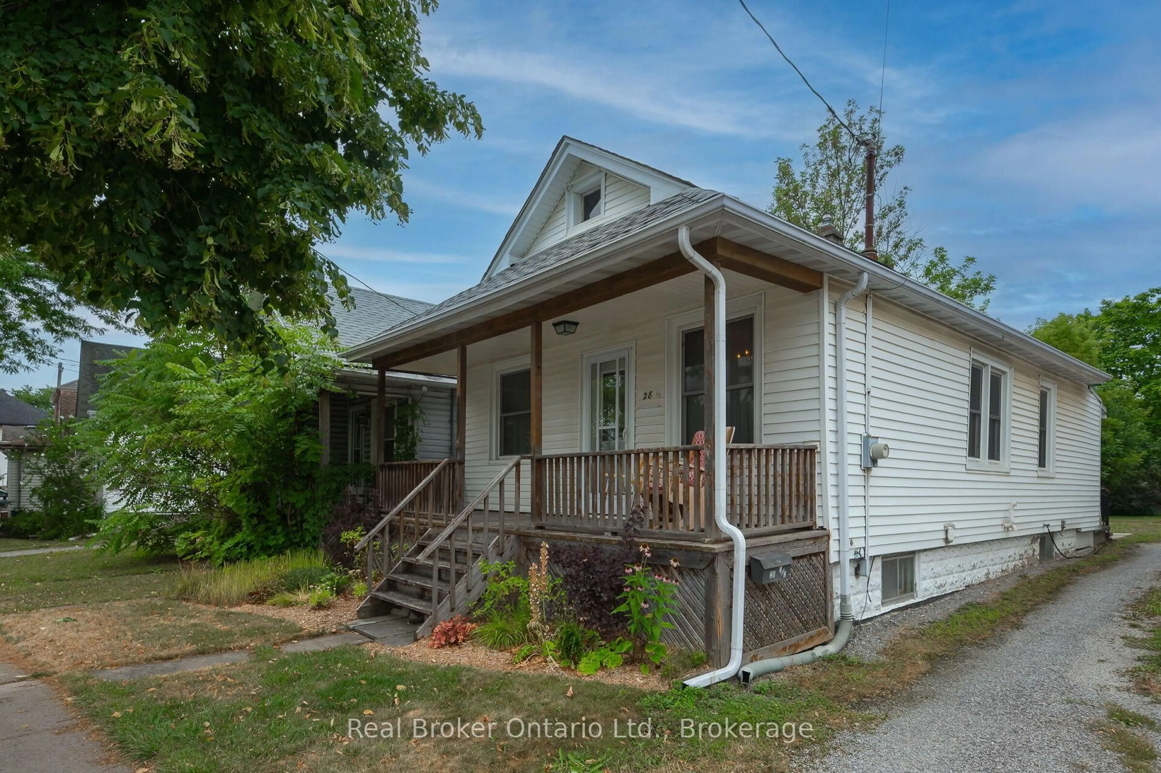A pic from outside/outdoor area/front of a property/back of a property/a pic from drone, street for 28-1/2 Pelham Rd, St. Catharines Ontario L2S 1R2