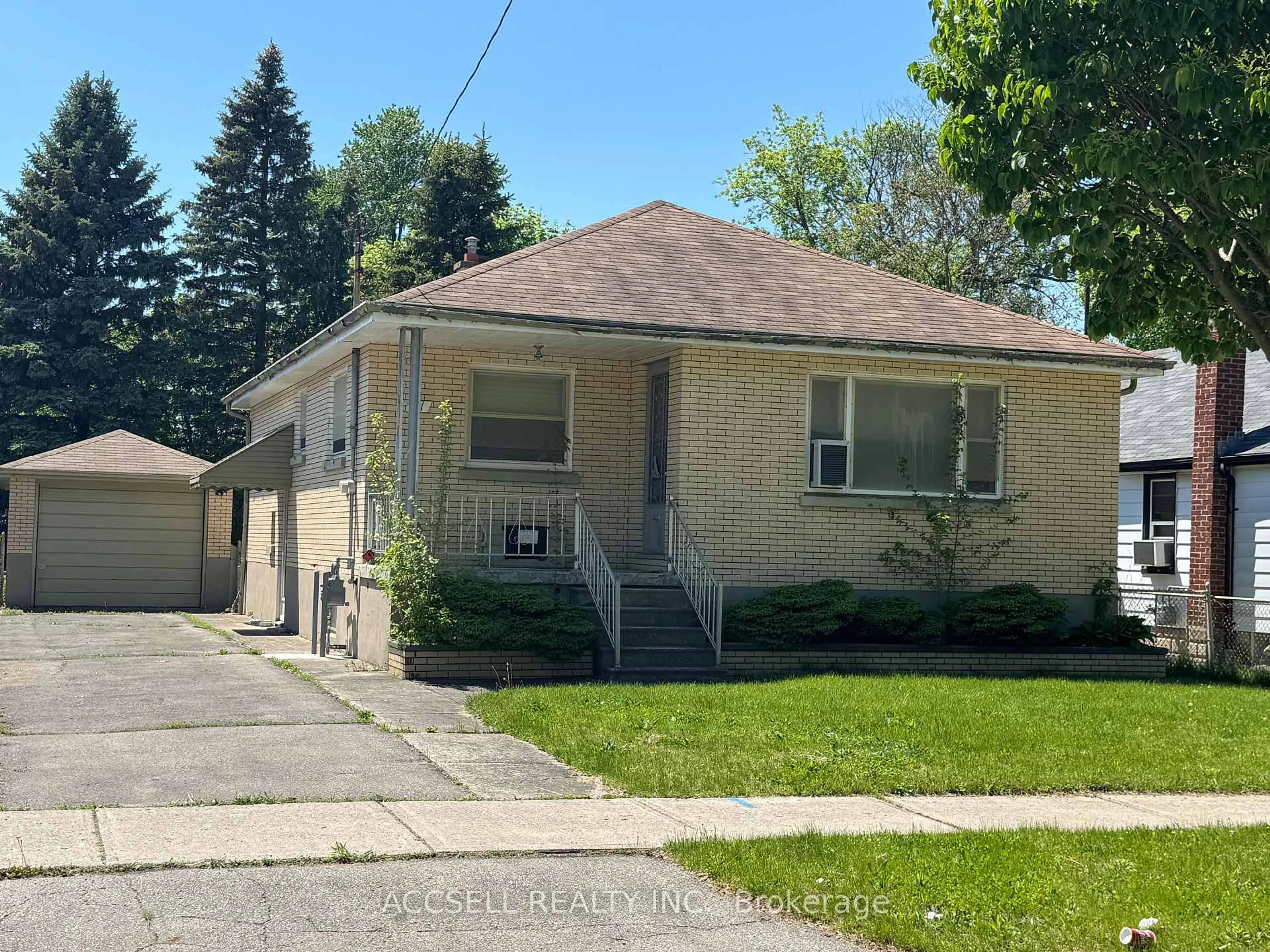 Home with vinyl exterior material, street for 31 Lyman St, London East Ontario N5Y 1M5