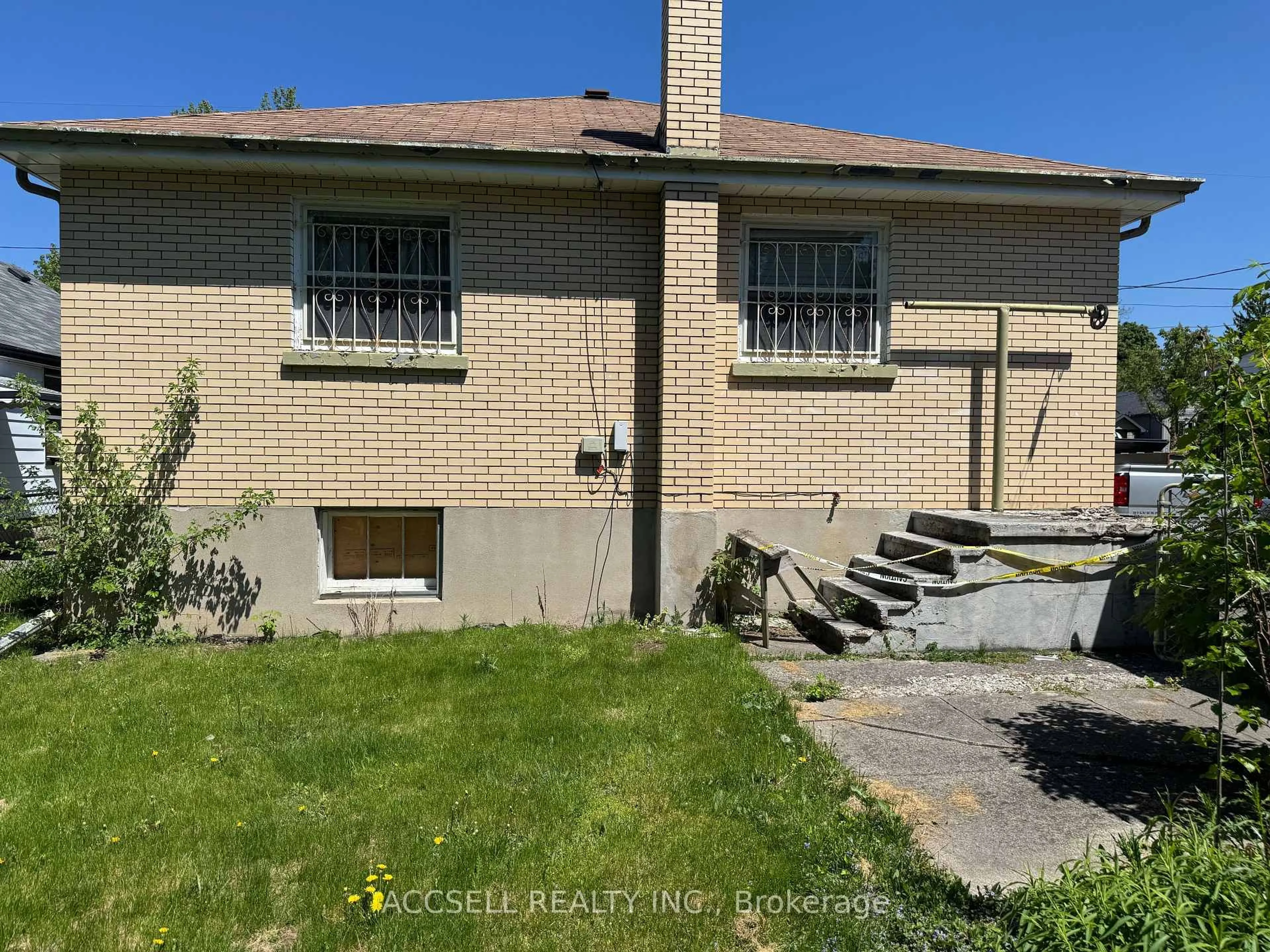 A pic from outside/outdoor area/front of a property/back of a property/a pic from drone, street for 31 Lyman St, London East Ontario N5Y 1M5