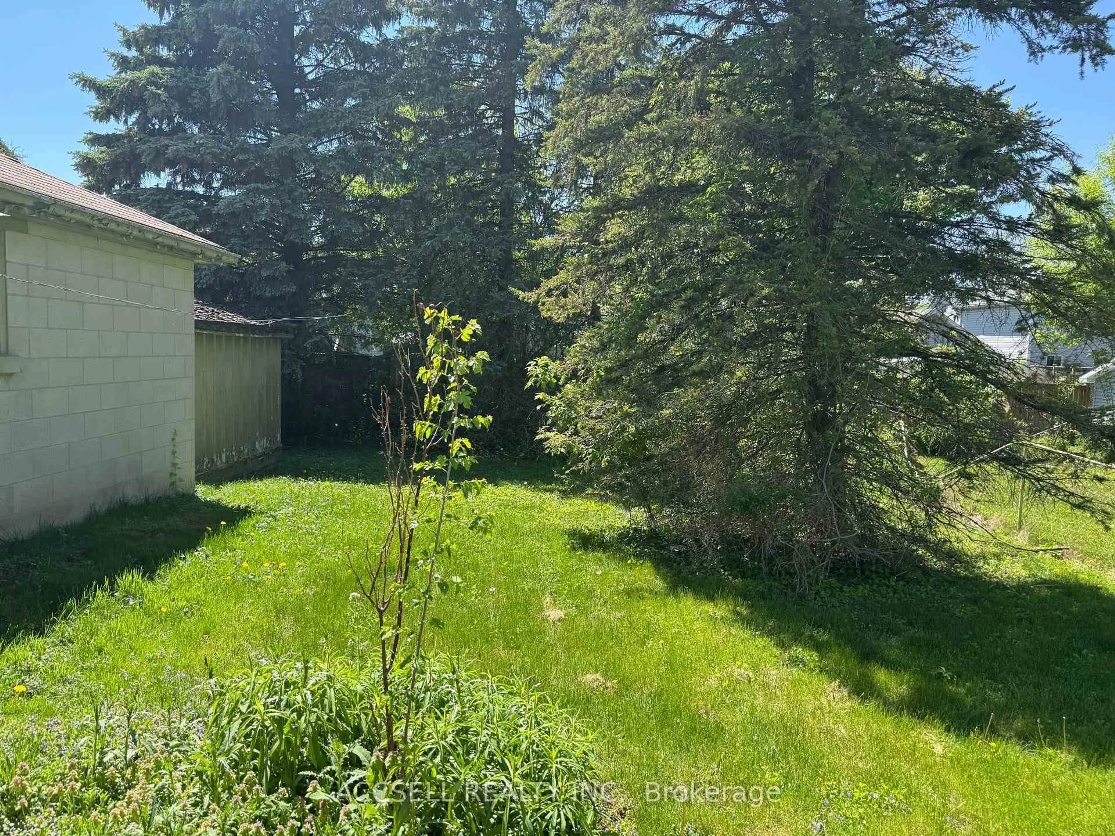 A pic from outside/outdoor area/front of a property/back of a property/a pic from drone, forest/trees view for 31 Lyman St, London East Ontario N5Y 1M5