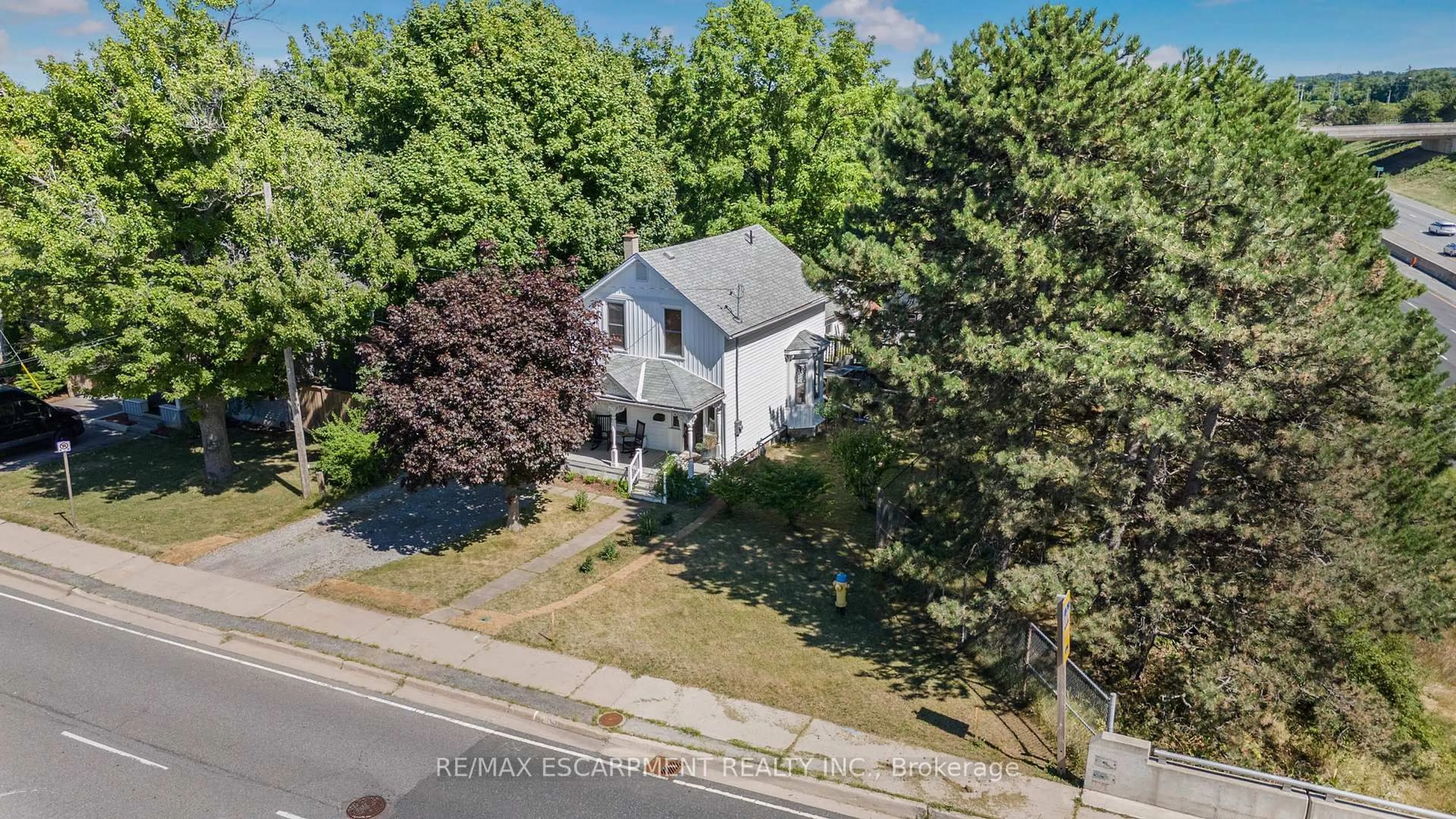 A pic from outside/outdoor area/front of a property/back of a property/a pic from drone, street for 374 Ontario St, Grimsby Ontario L3M 3H5