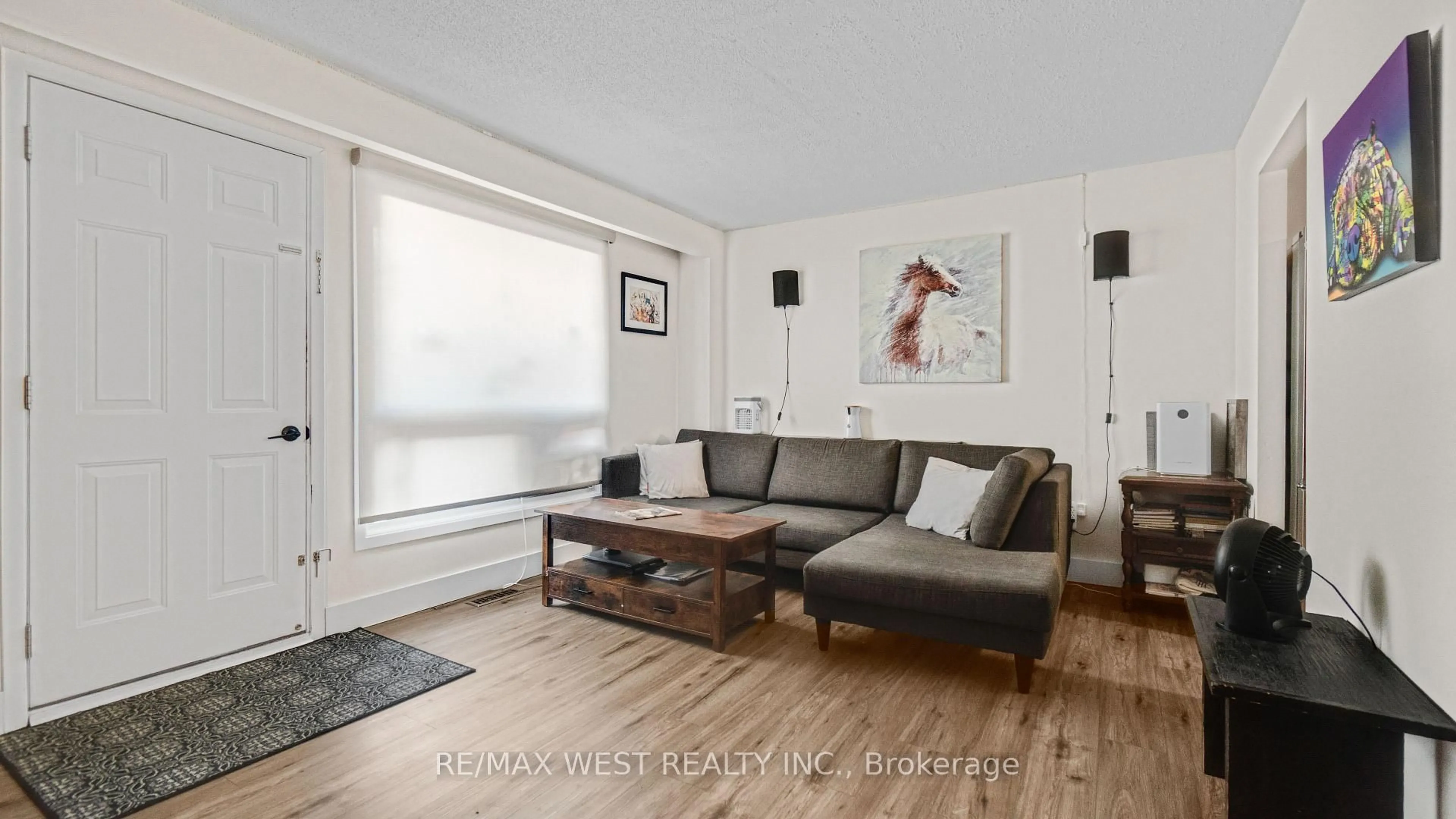 Living room with furniture, wood/laminate floor for 165 GREEN VALLEY Dr #18, Kitchener Ontario N2P 1K3