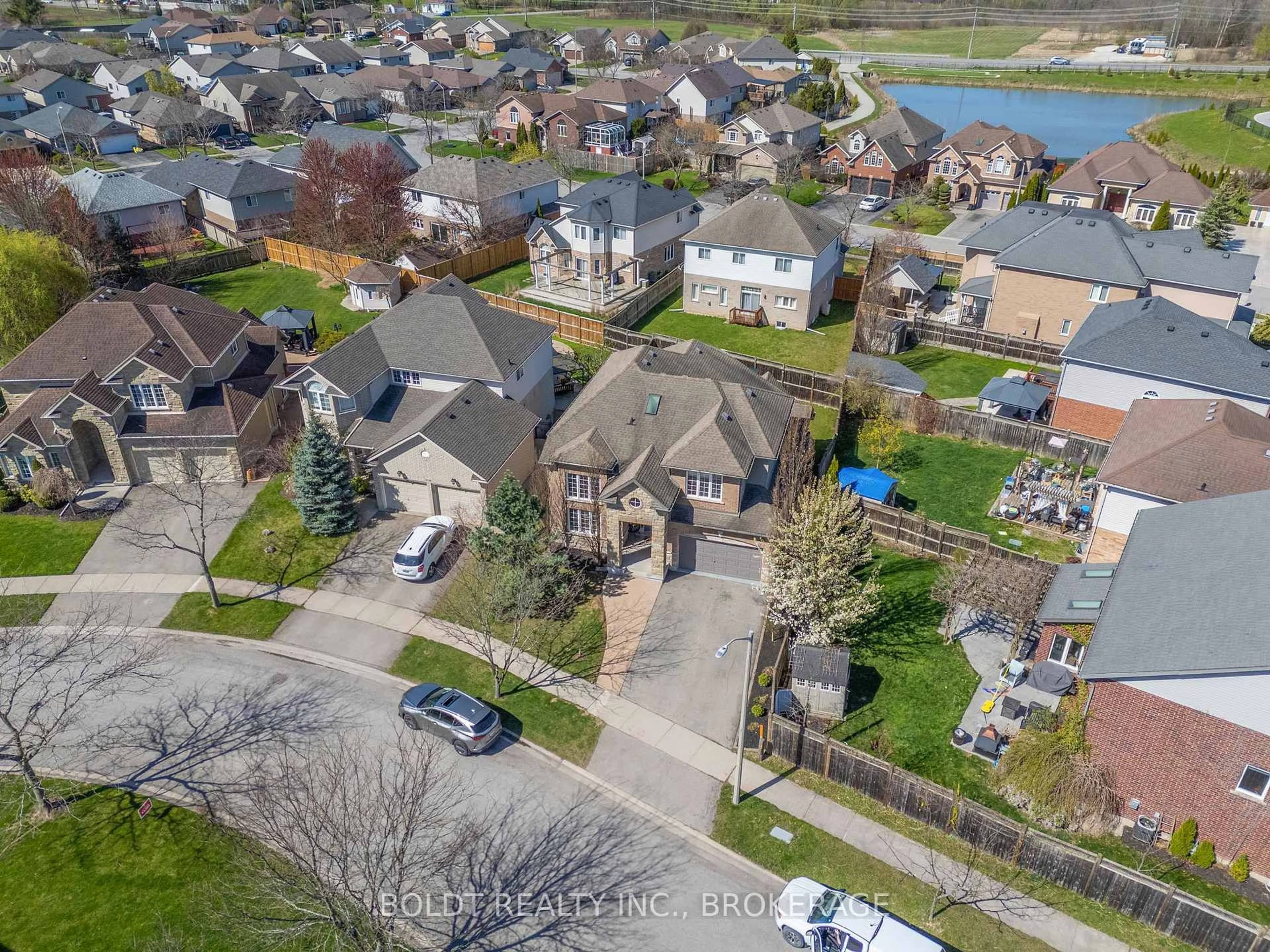 A pic from outside/outdoor area/front of a property/back of a property/a pic from drone, street for 8114 Windsong Dr, Niagara Falls Ontario L2H 3M4