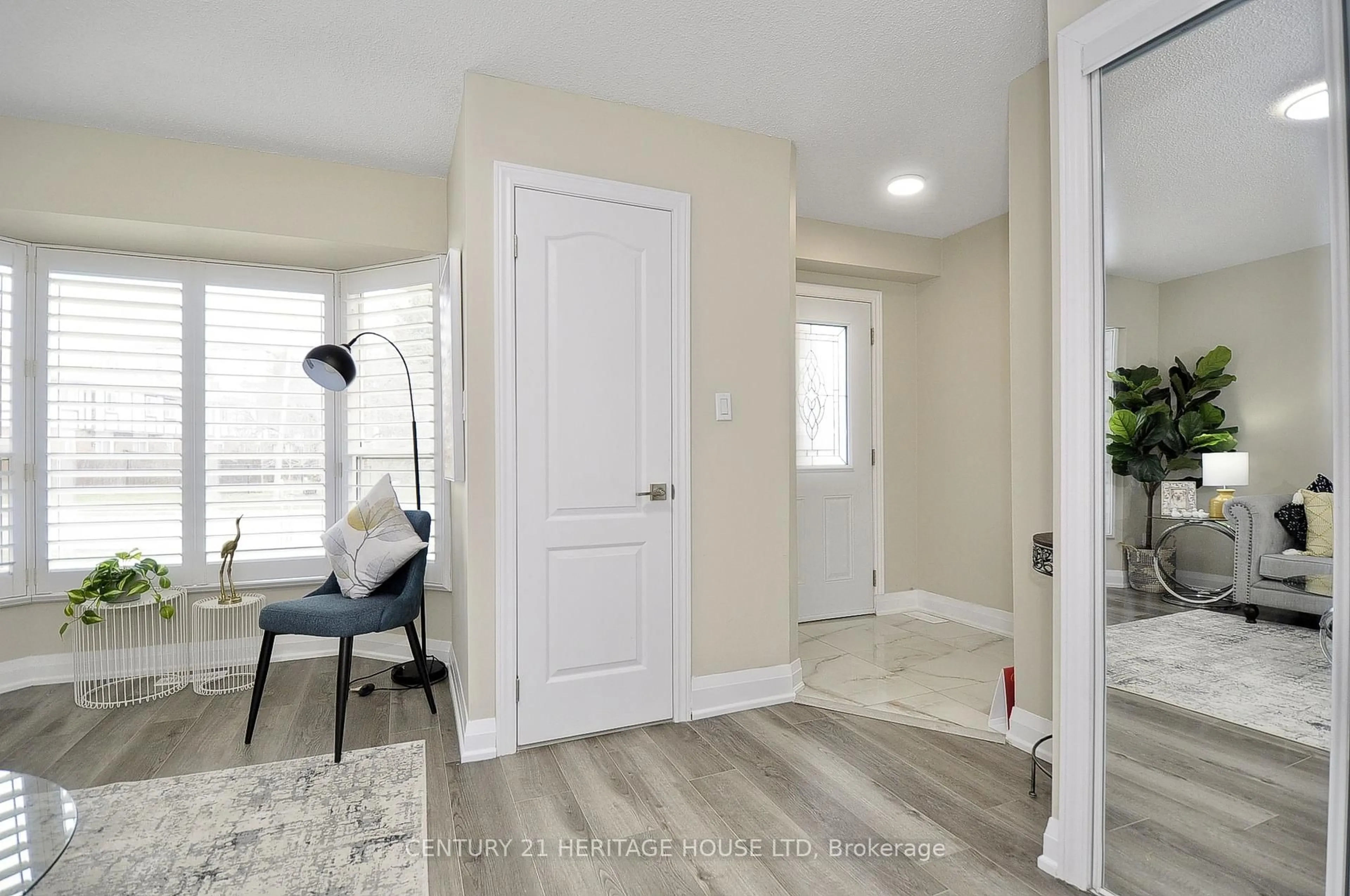 Indoor entryway for 262 Northlake Dr, Waterloo Ontario N2V 1A9