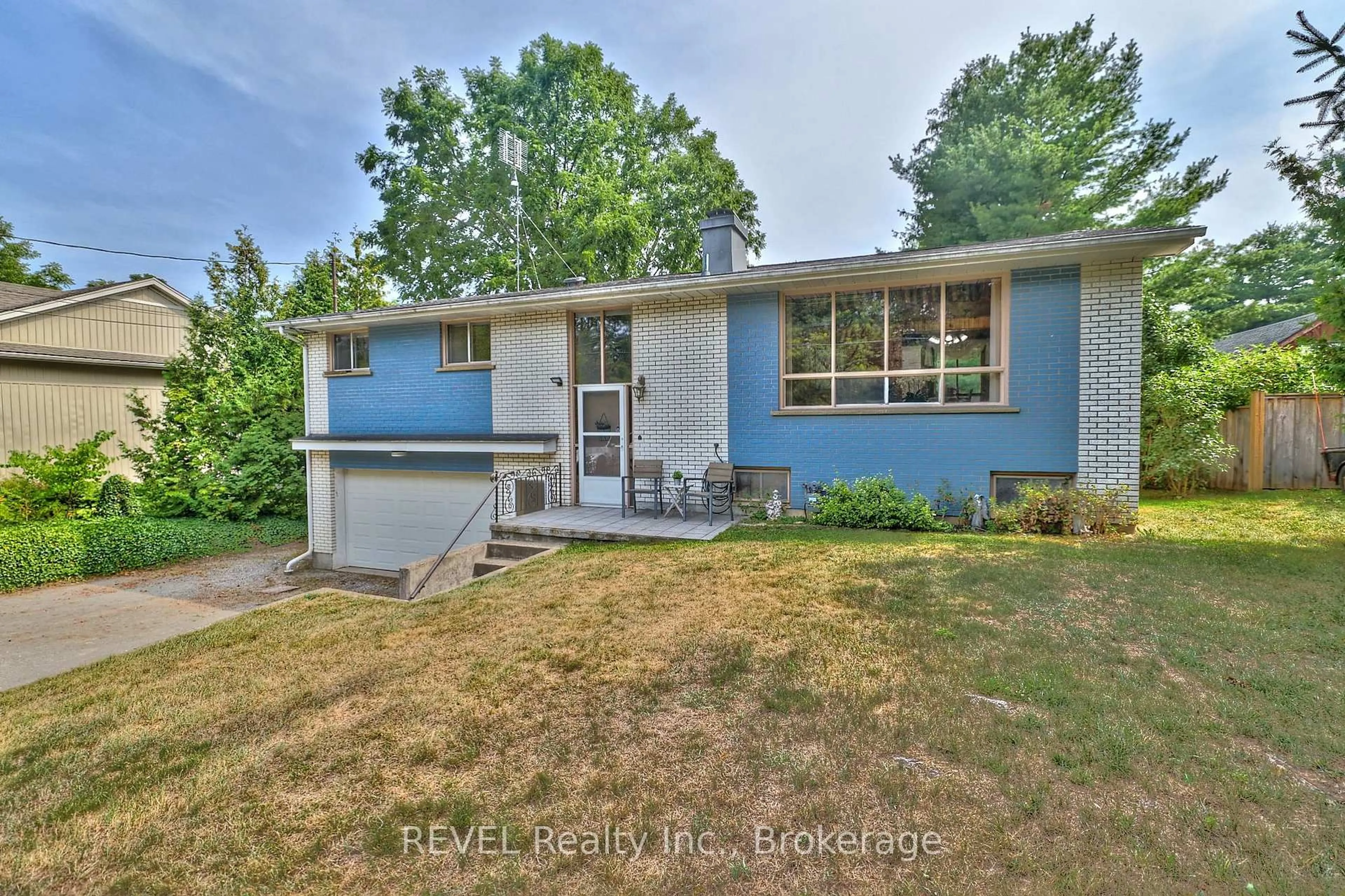 Home with vinyl exterior material, street for 268 Canboro Rd, Pelham Ontario L0S 1M0