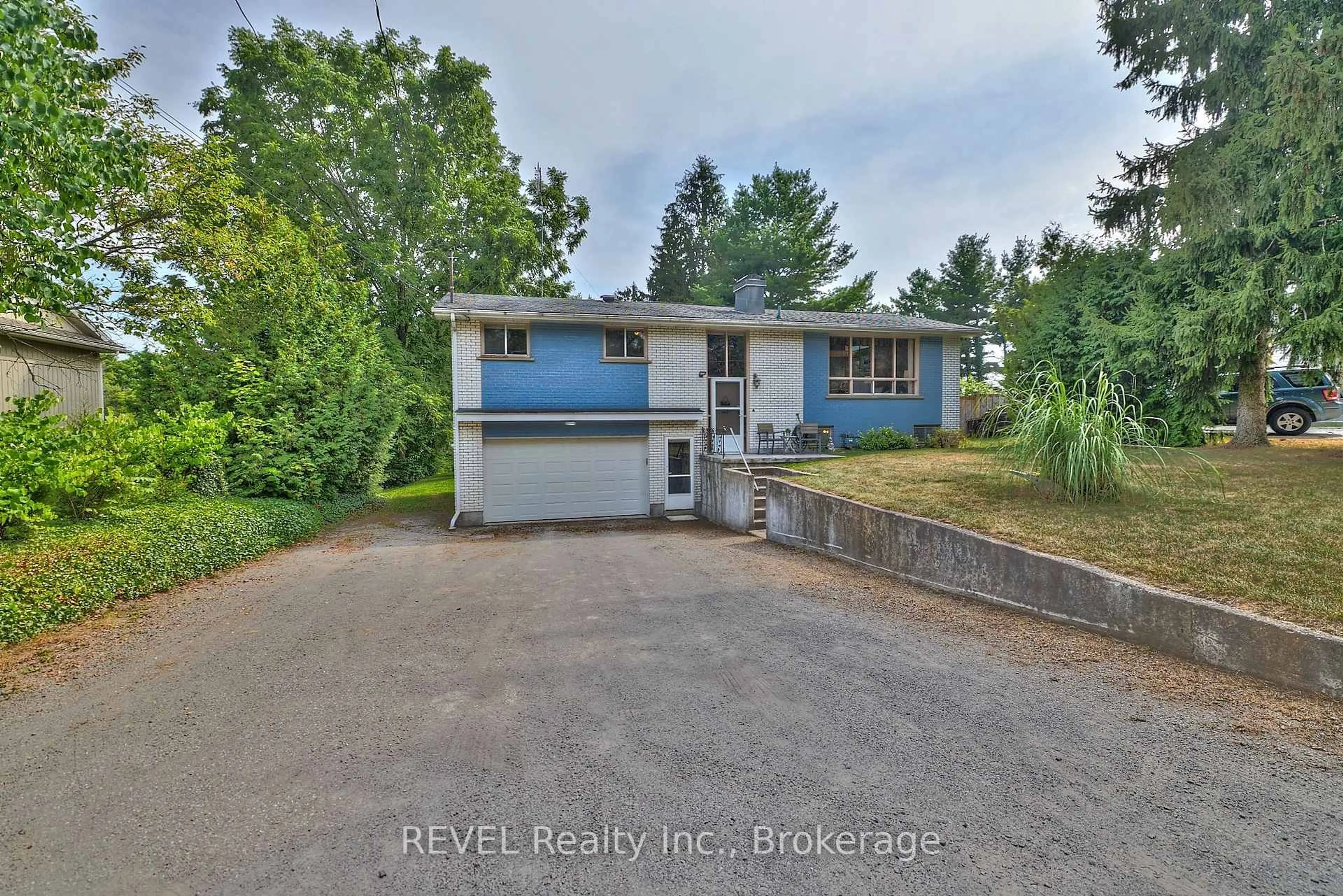 A pic from outside/outdoor area/front of a property/back of a property/a pic from drone, street for 268 Canboro Rd, Pelham Ontario L0S 1M0