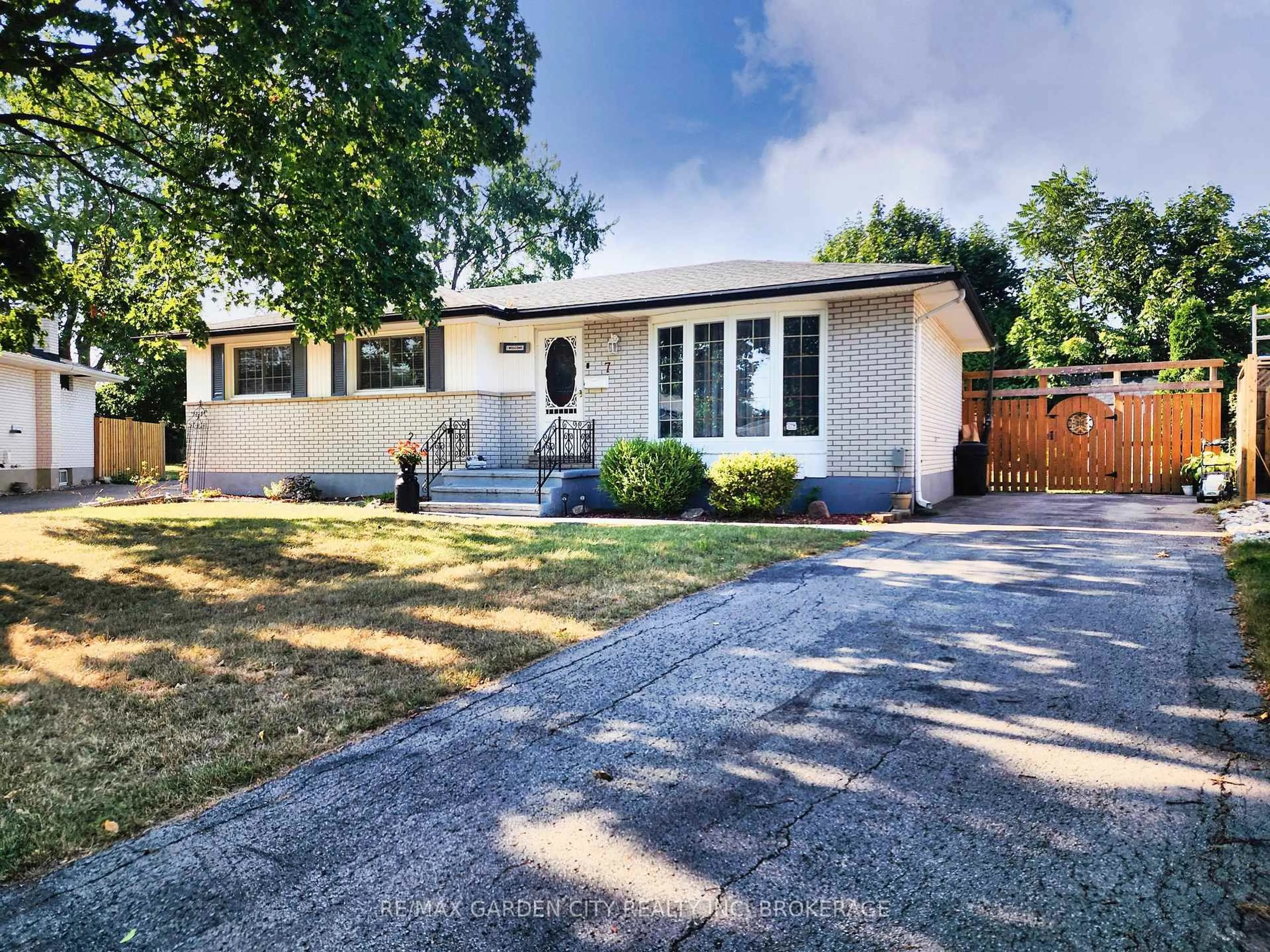Home with vinyl exterior material, street for 7 Chapman Crt, St. Catharines Ontario L2M 6H8