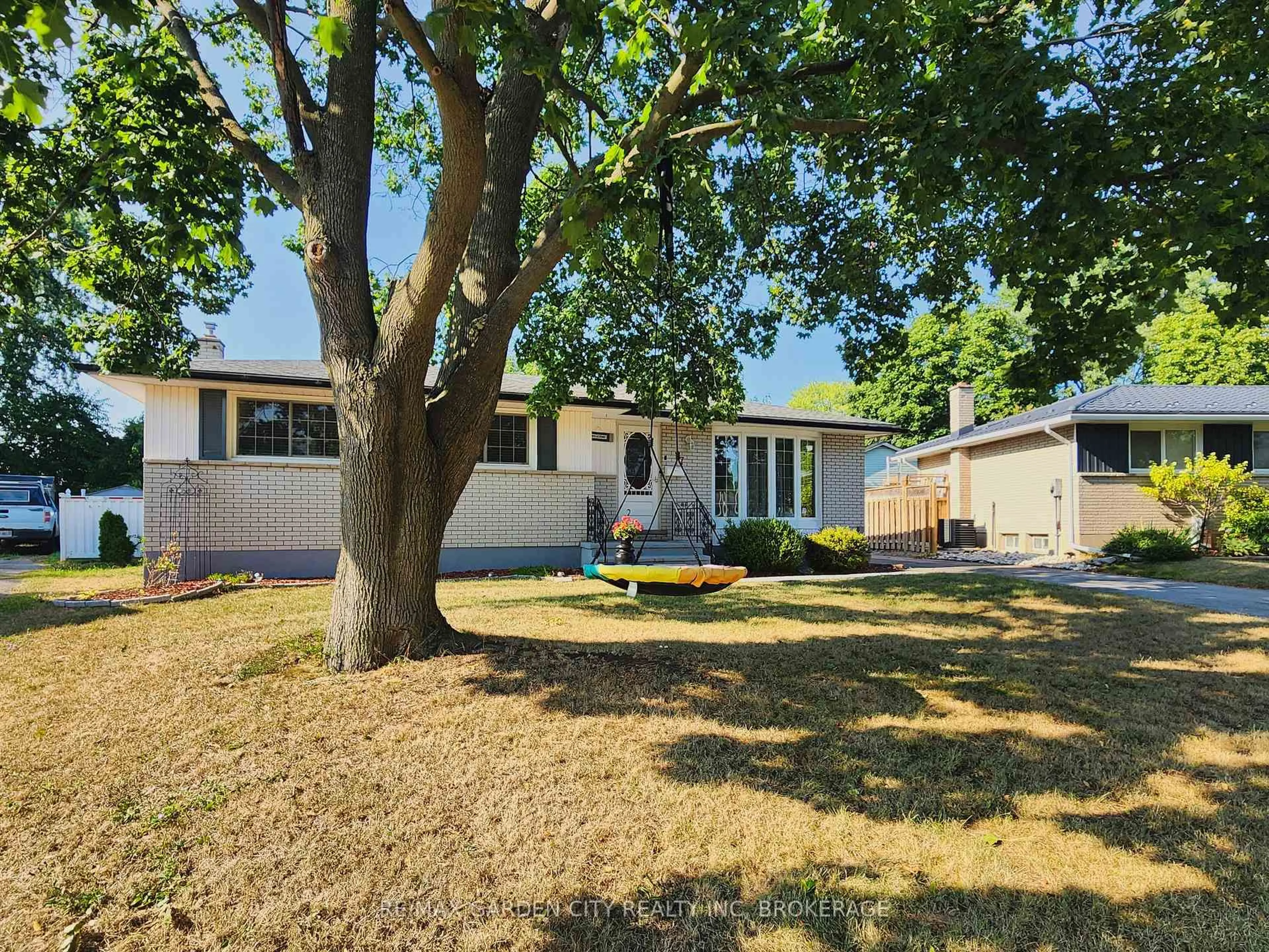 Home with vinyl exterior material, street for 7 Chapman Crt, St. Catharines Ontario L2M 6H8