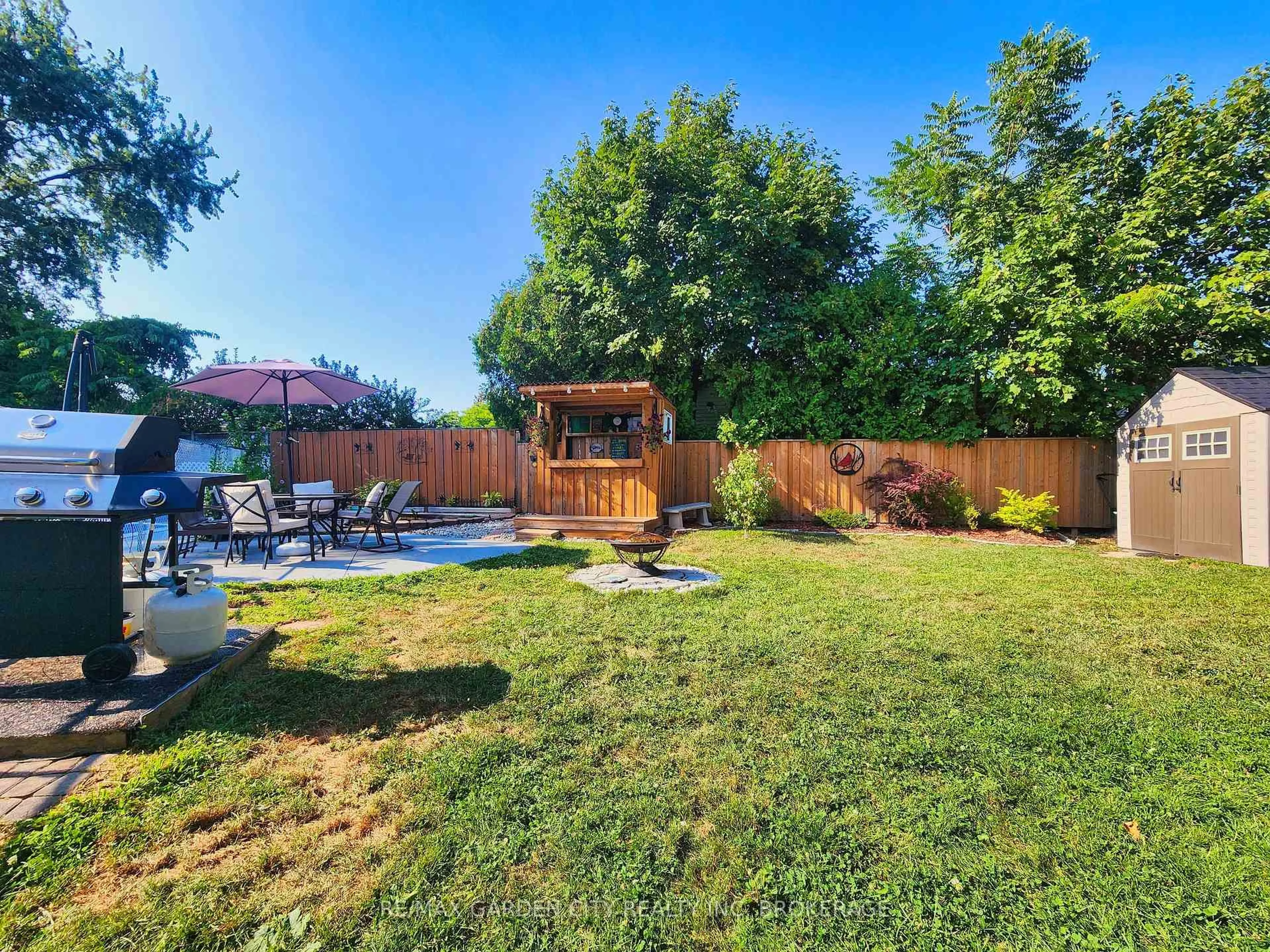 Patio, unknown for 7 Chapman Crt, St. Catharines Ontario L2M 6H8