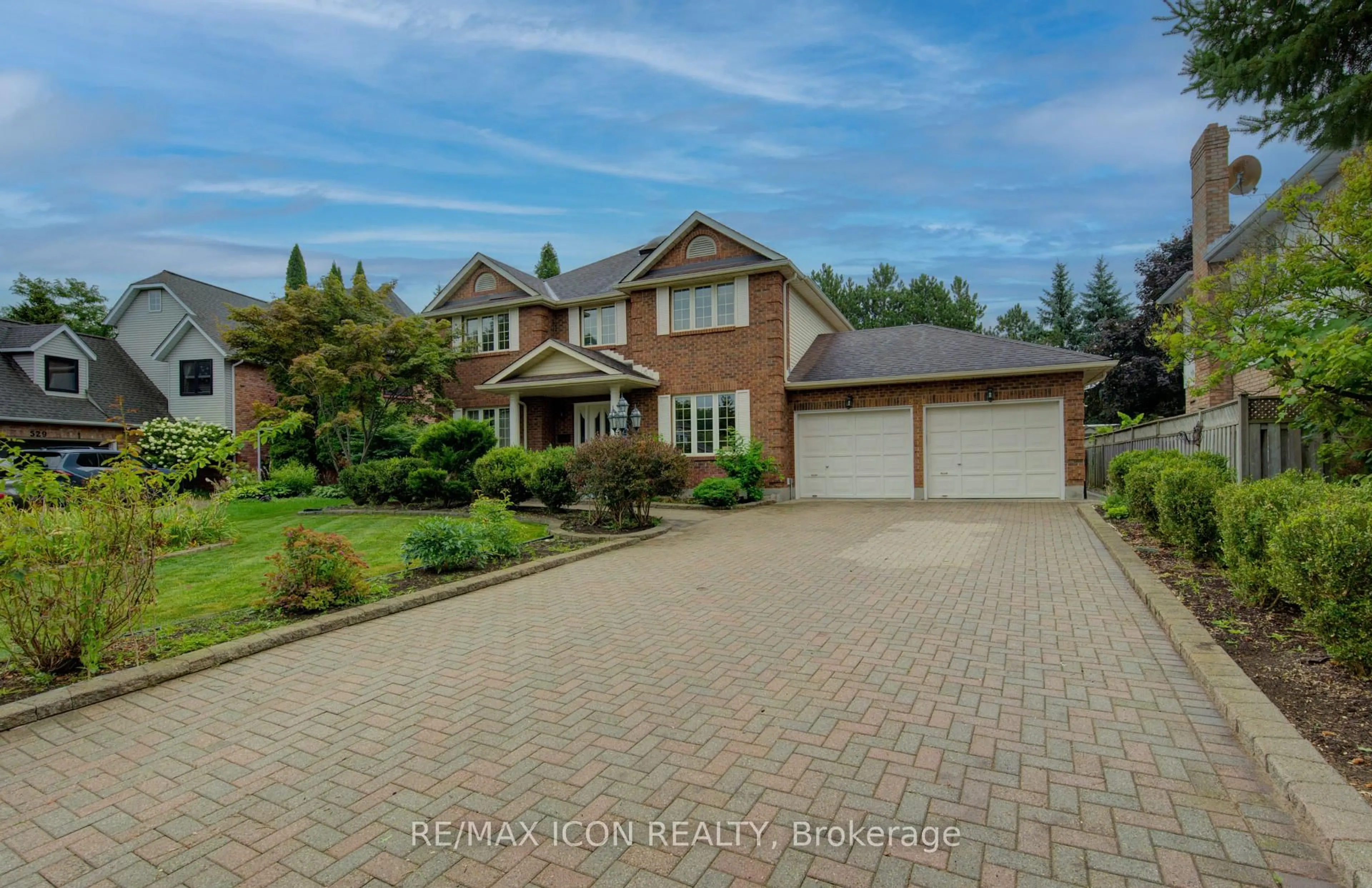 A pic from outside/outdoor area/front of a property/back of a property/a pic from drone, street for 531 Sandbrooke Crt, Waterloo Ontario N2T 2H4