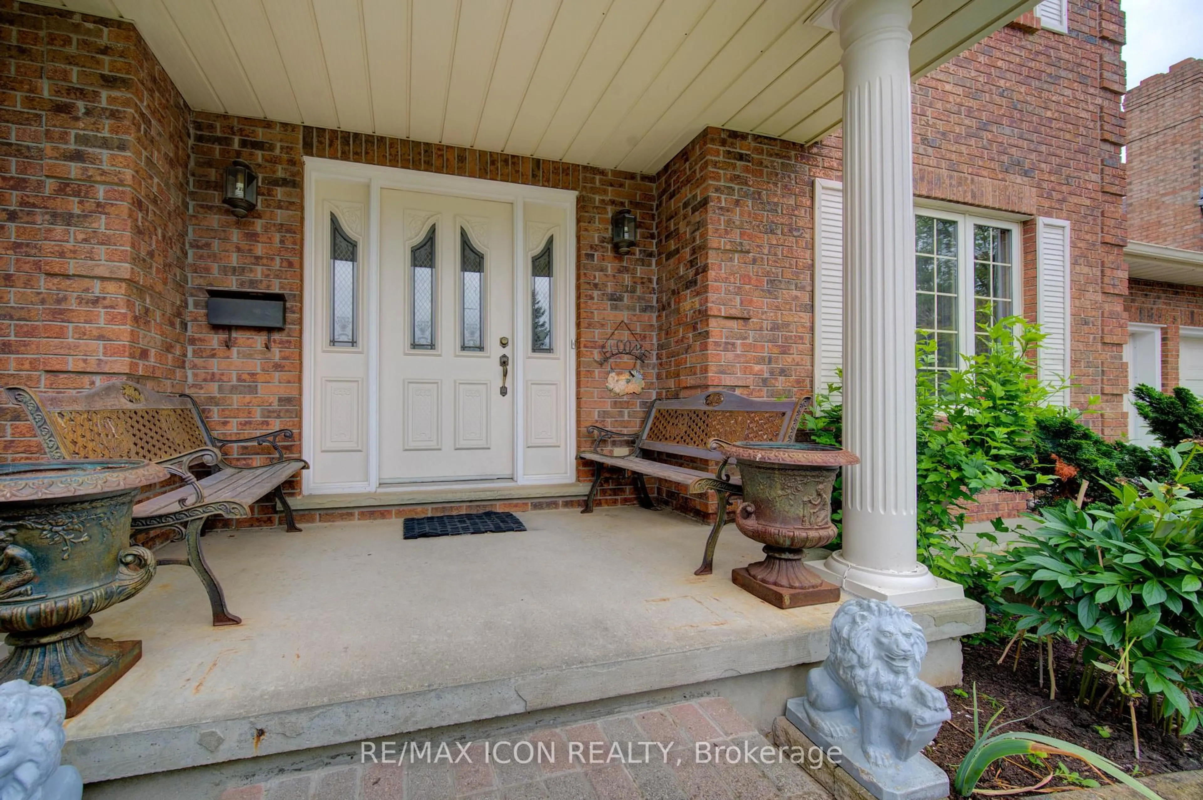 Indoor entryway for 531 Sandbrooke Crt, Waterloo Ontario N2T 2H4