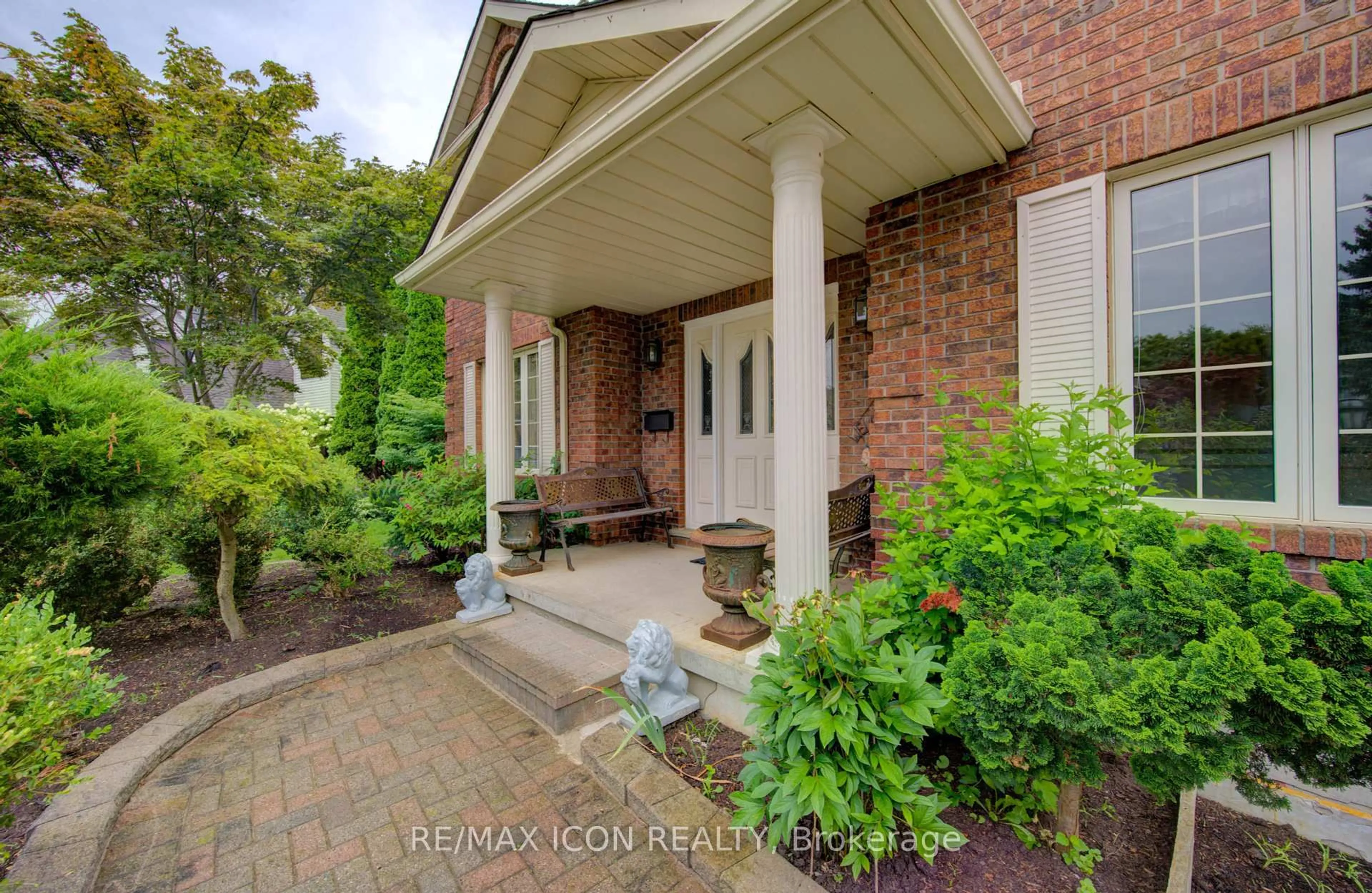 Home with brick exterior material, street for 531 Sandbrooke Crt, Waterloo Ontario N2T 2H4
