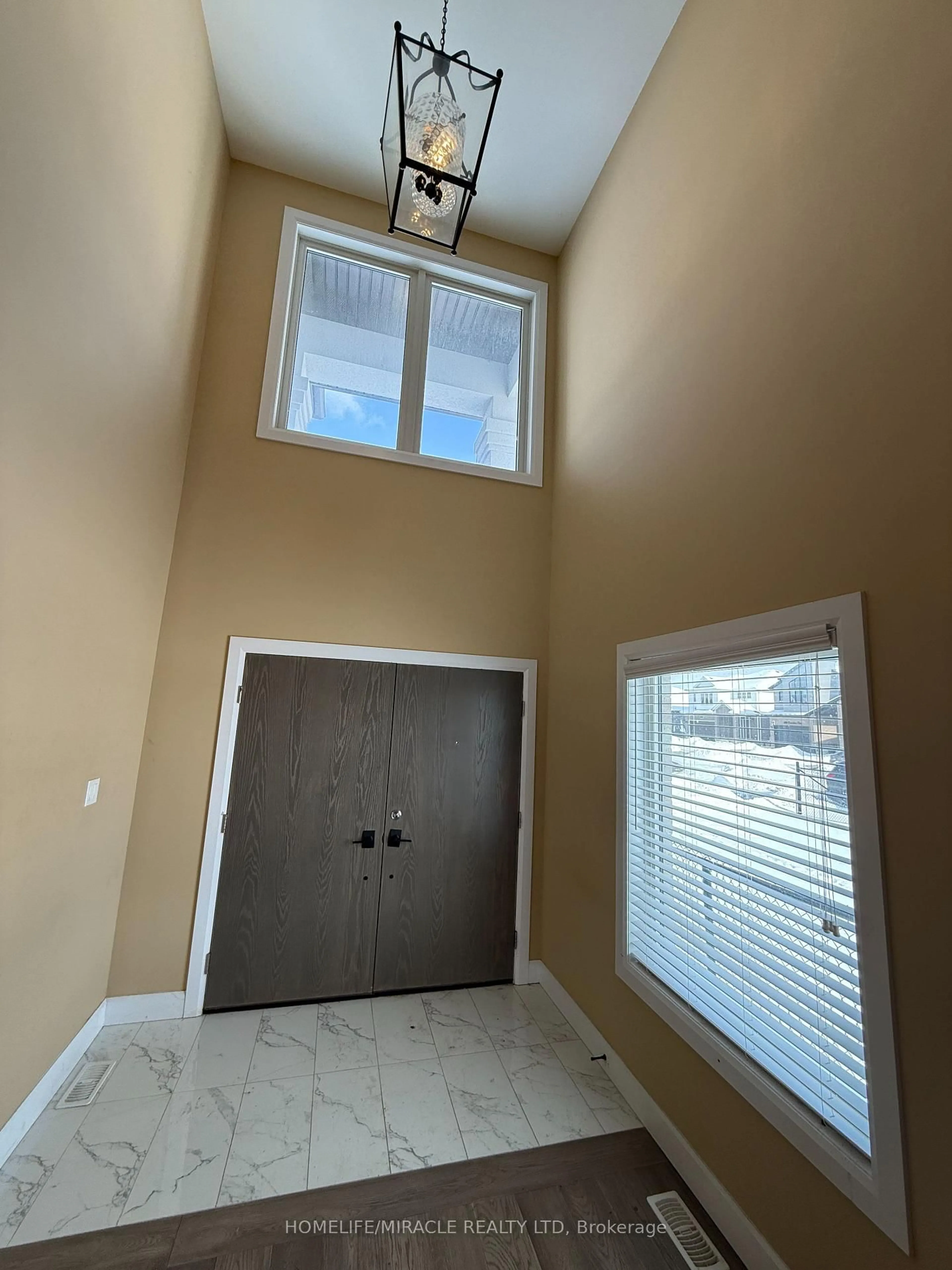 Indoor entryway for 3793 SOMERSTON Cres, London South Ontario L6L 0G4
